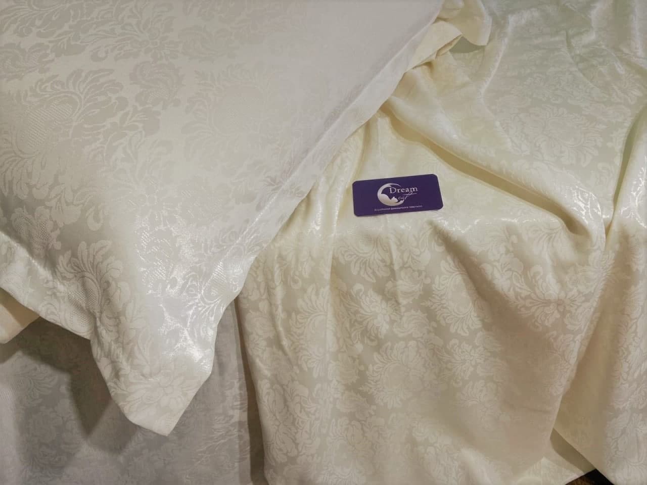 

Комплект постельного белья Dreamcat из Турецкого Сатин-жаккард Двухспальный Шампань (наволочки 50х70)