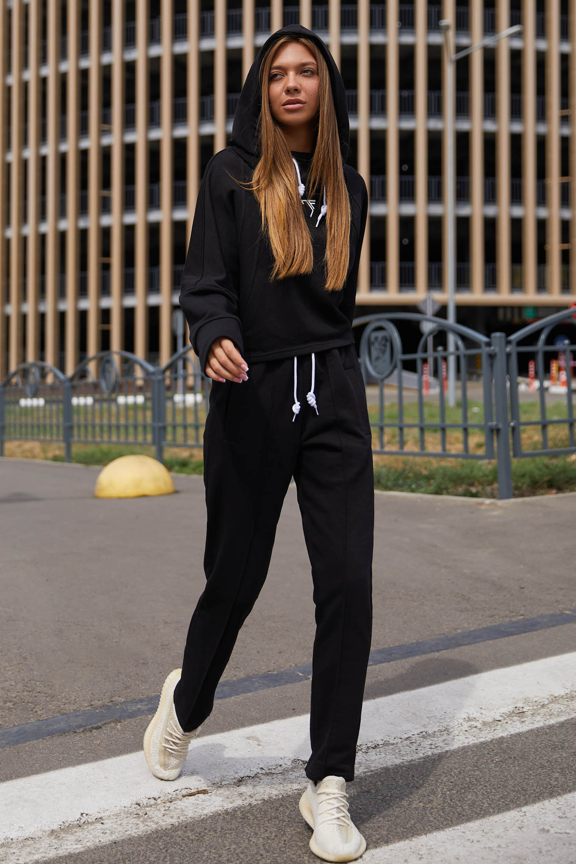 

Женский JADONE FASHION спортивный костюм худи с капюшоном и штаны Стинг из трехнитки на х/б основе цвет черный  (Прогулочный костюм Стинг черный, Женский JADONE FASHION спортивный костюм худи с капюшоном и штаны Стинг из трехнитки на х/б основе цвет черны