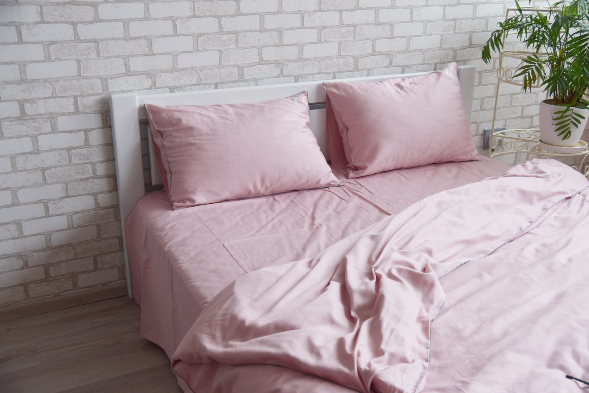 

Комплект постельного белья Dreamcat из Турецкого Сатина со стразами Элис Семейный(наволочки 50х70)