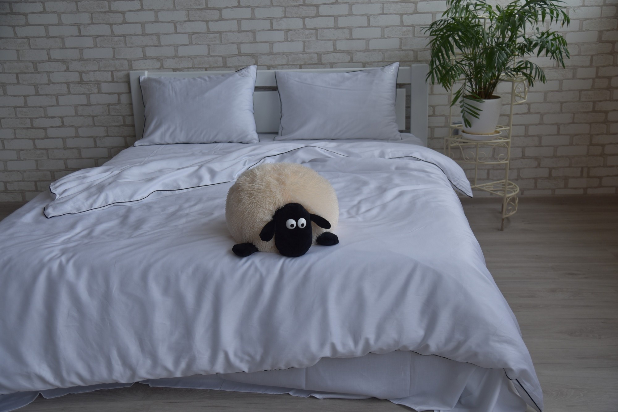 

Комплект постельного белья Dreamcat из Турецкого Сатина со стразами Жаклин Полуторный (наволочки 50х70)