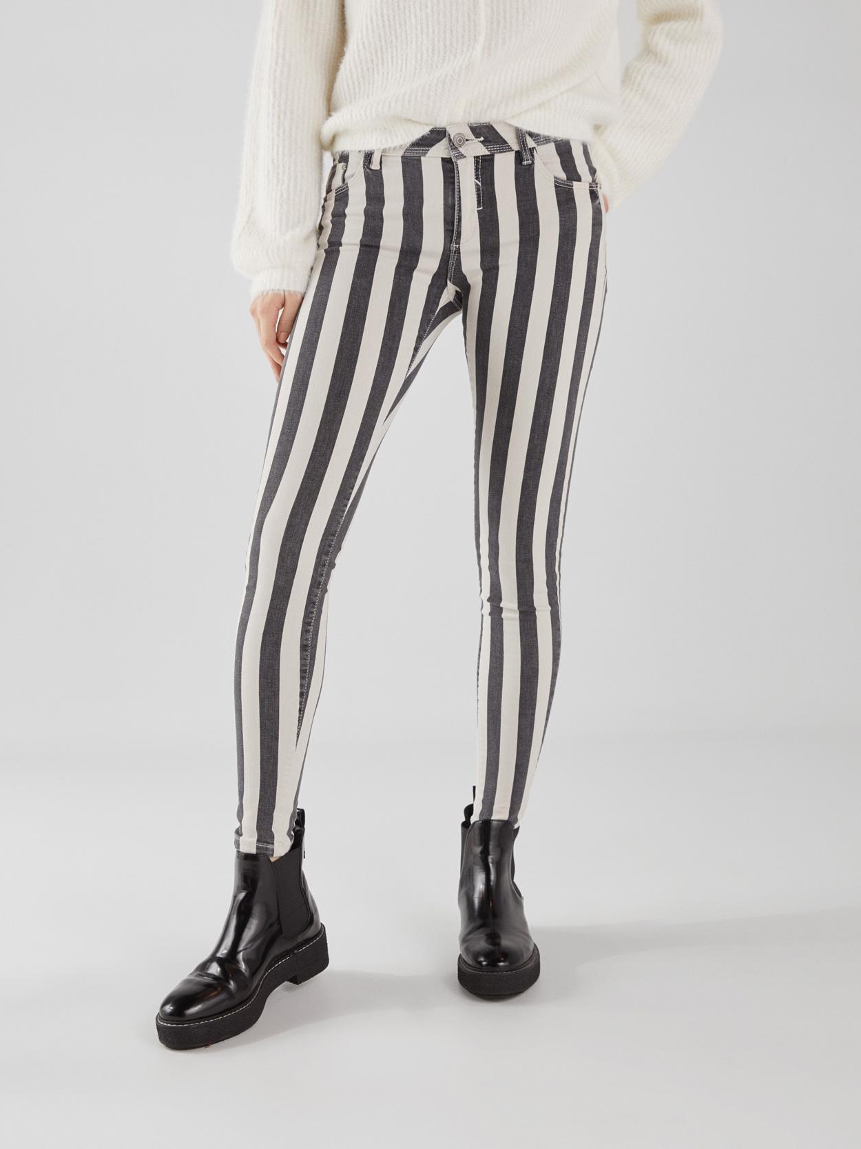 

Джинсы Bershka XAZ282528EQML 32 Серые с черным