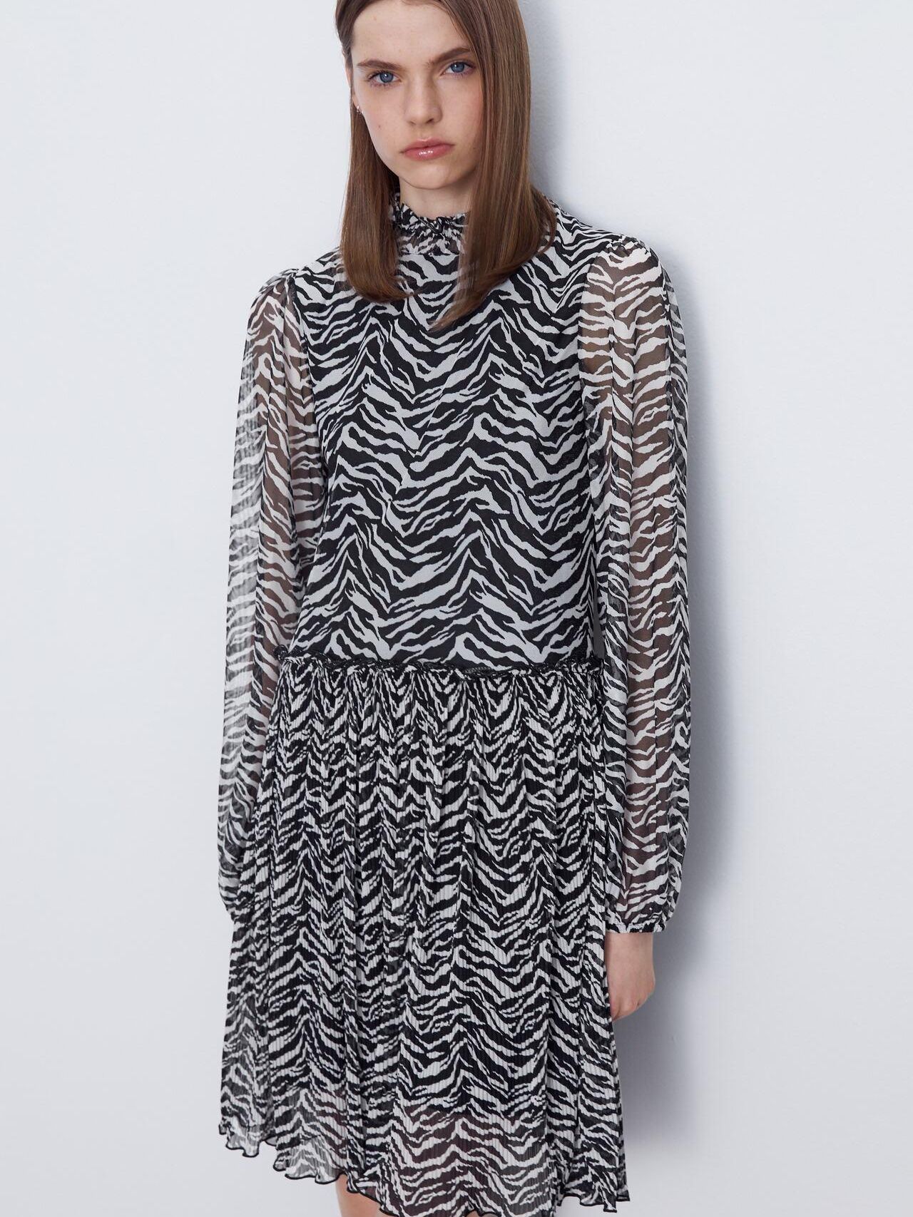 

Платье Zara XAZ263430YNXY S Черное с белым