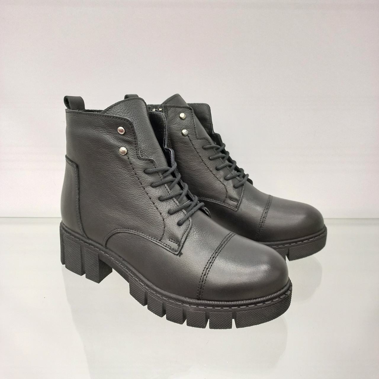 

Ботинки кожаные на тракторной подошве Lonza 1023 39 черные