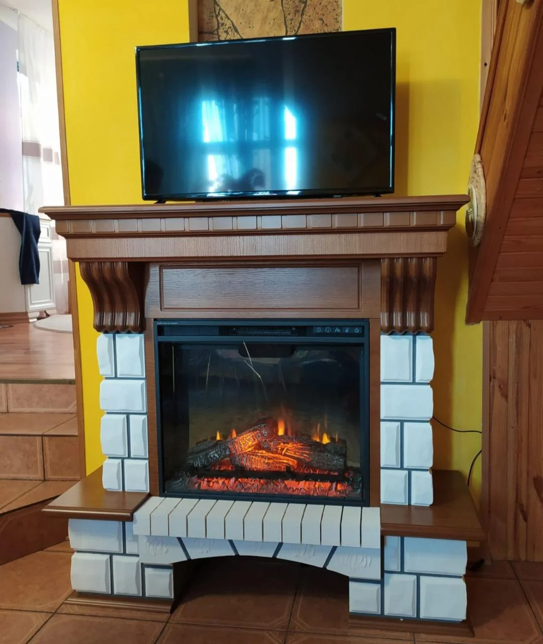 

Пристенный камин Fireplace Вильгельм Белый + Орех с эффектом живого пламени со звуком и обогревом