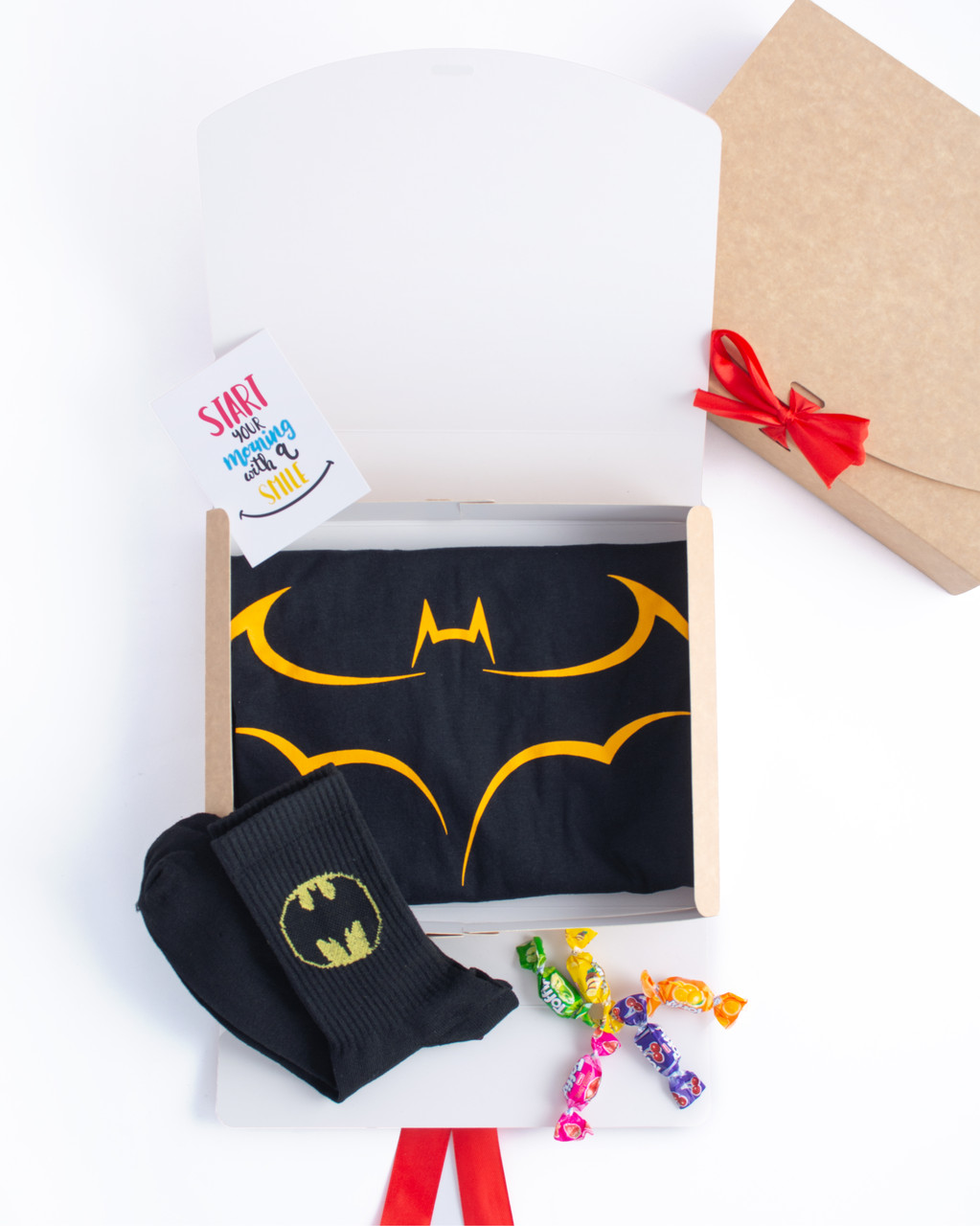 

Подарочный набор мужской. Футболка с принтом "Batman", носки с принтом "Batman" Maybel  Box 4000 (3330, Подарочный набор мужской. Футболка с принтом "Batman", носки с принтом "Batman" Maybel 2XL Box 4000 (3330)