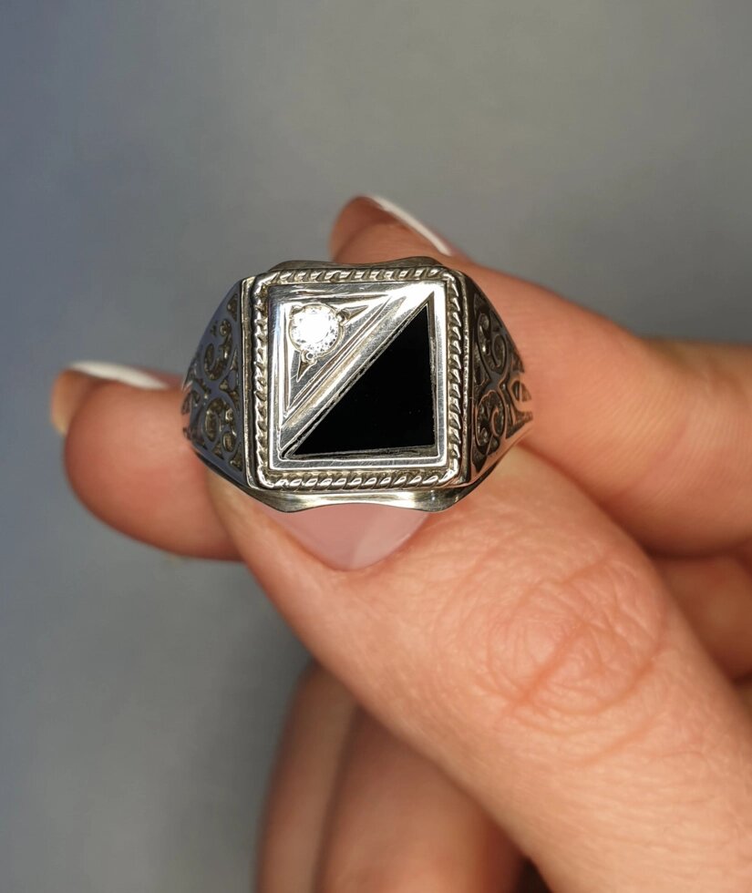 

Кольцо серебряное с обсидианом 23 6,5 г