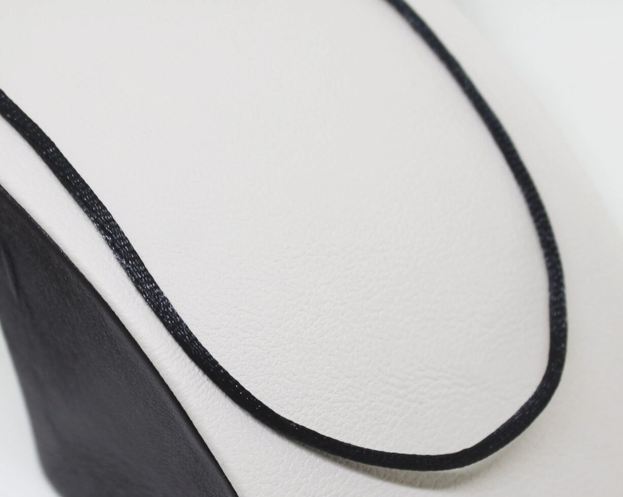 

Шнурок шелковый с серебряной застежкой 45 0,98 г