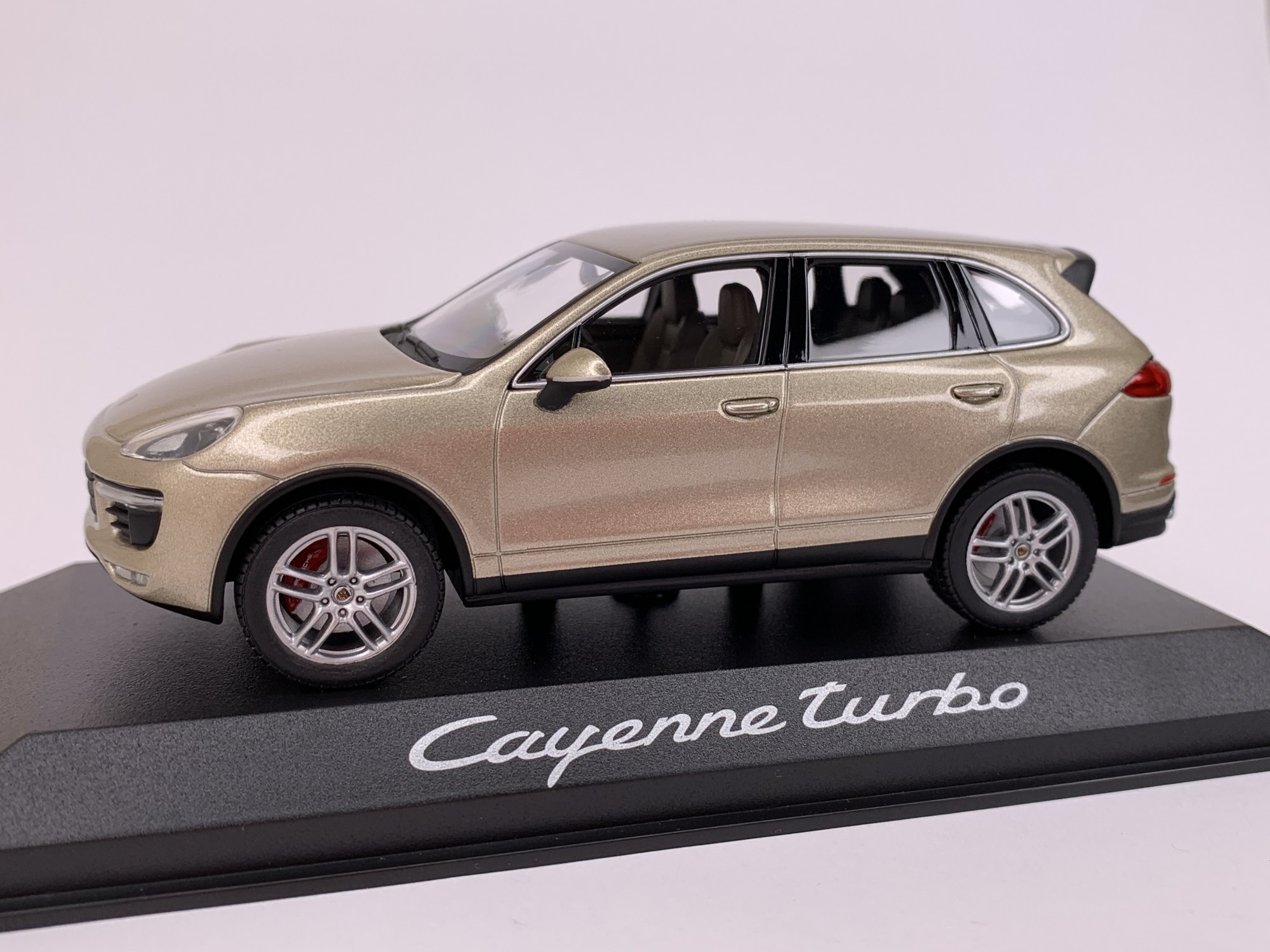 

Автомодель Minichamps Porsche Cayenne Turbo 2014 (WAP0200050E)