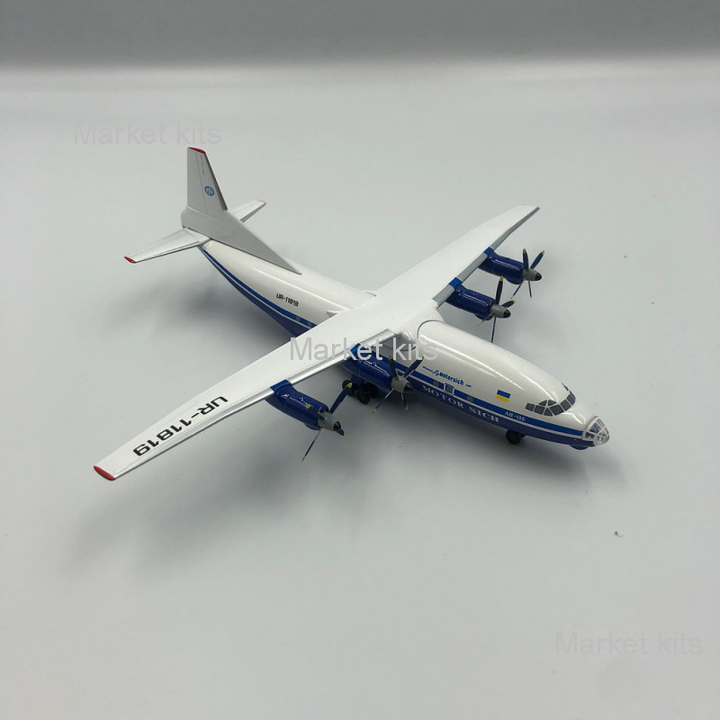 

Военно-транспортный самолет Ан-12 "Мотор Сич" (UR-11819) 1:200 KUM (KUM-12-01)