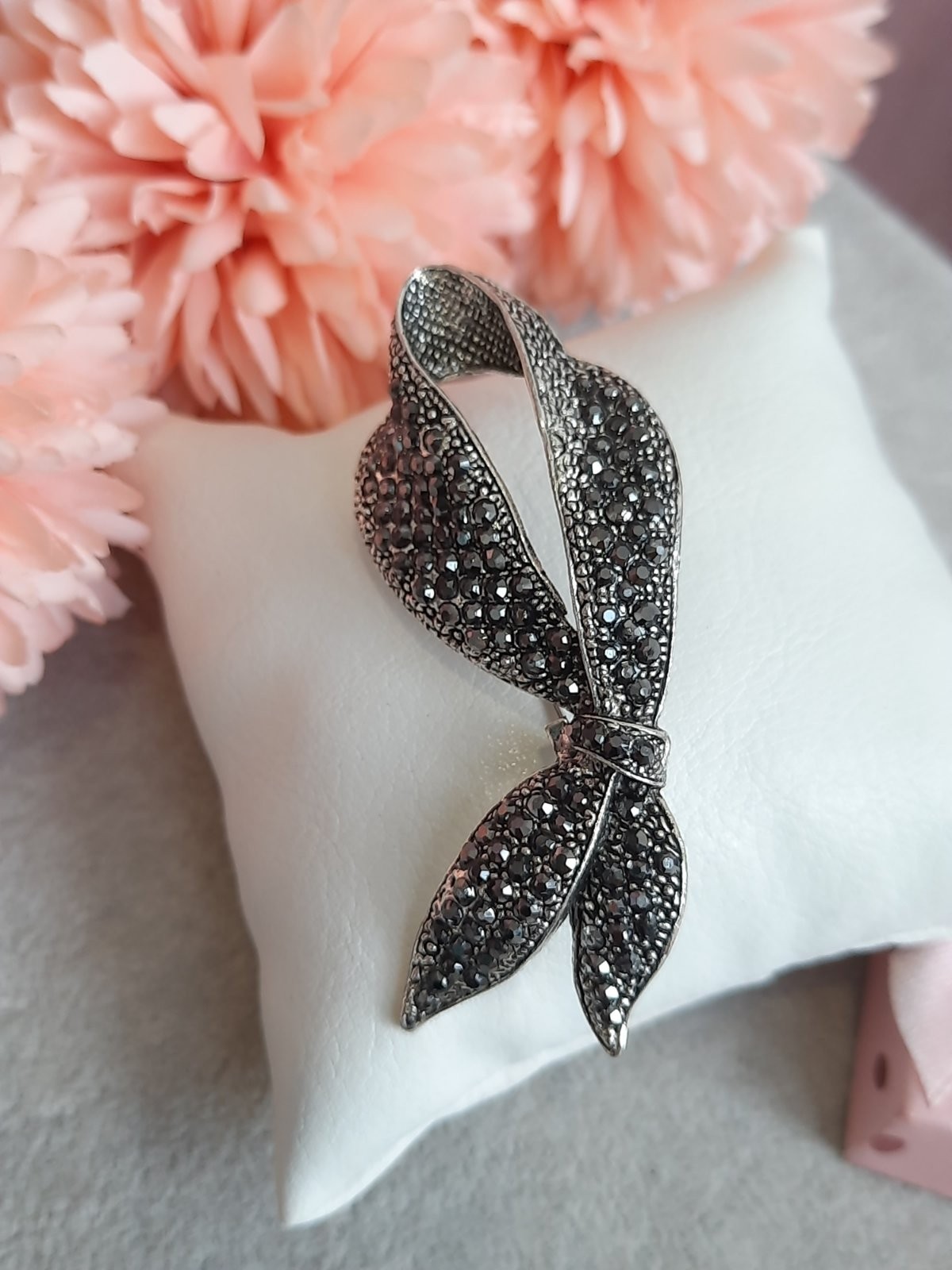 

Брошь RED CHILLI JEWELRY Шарфик под винтаж 6см*2.7см инкрустация кристаллом
