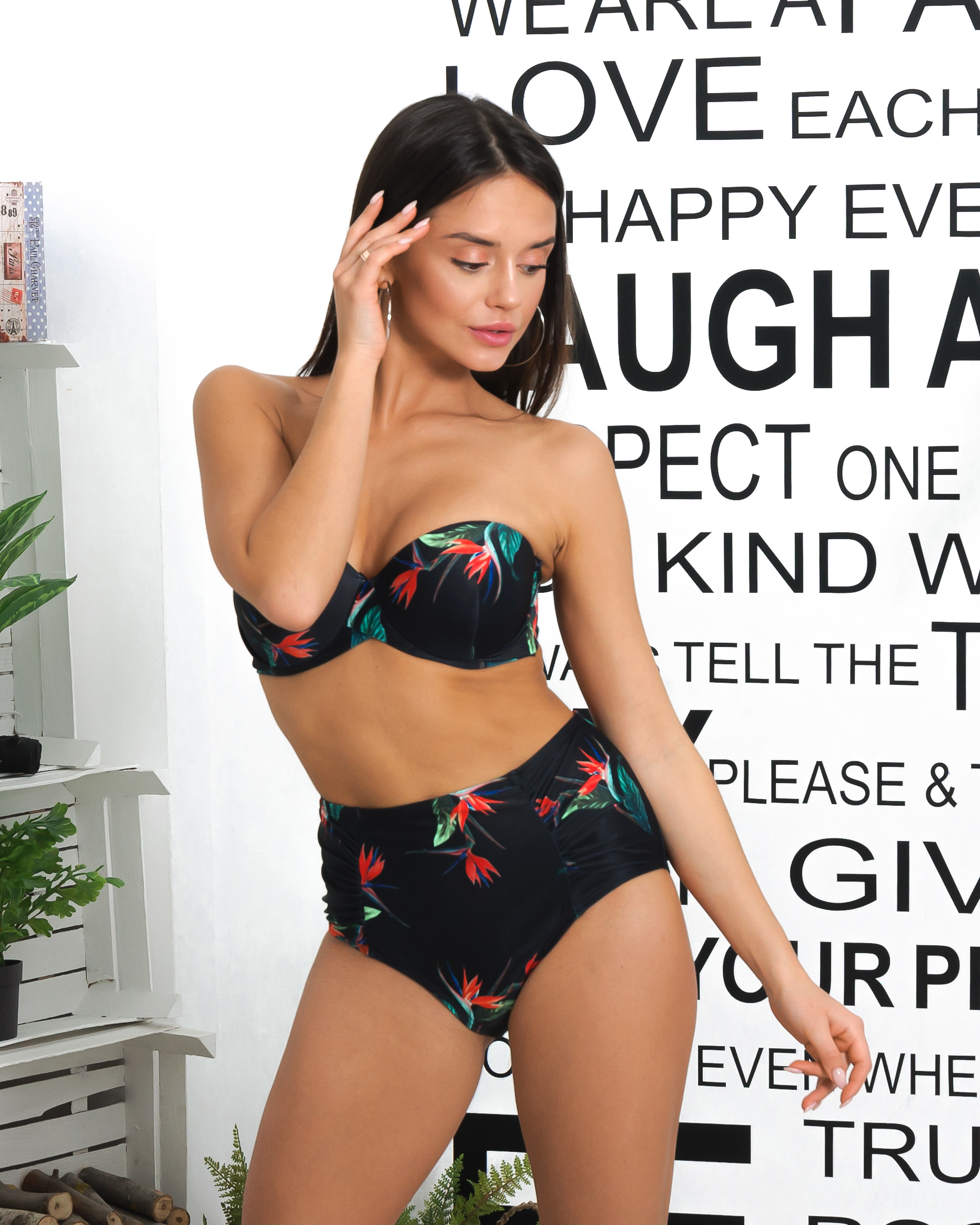 

Купальник с лифом бандо и высокими плавками Just Style Черные тропики, Купальник с лифом бандо и высокими плавками Just Style Черные тропики 46