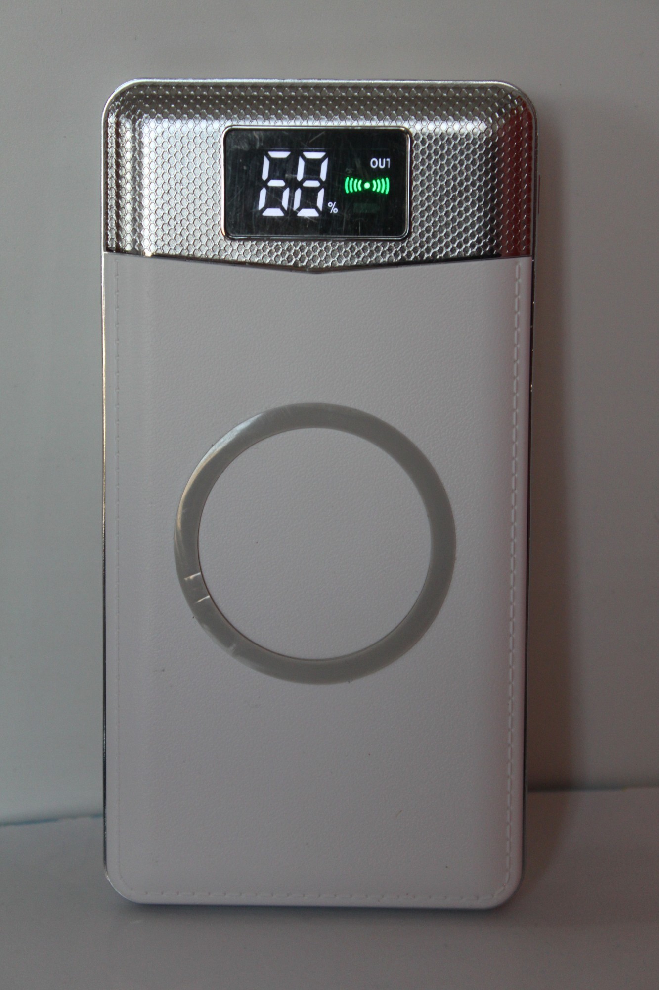 

Power Bank цифровой Fonex 10000 mAh белый беспроводной кожаный