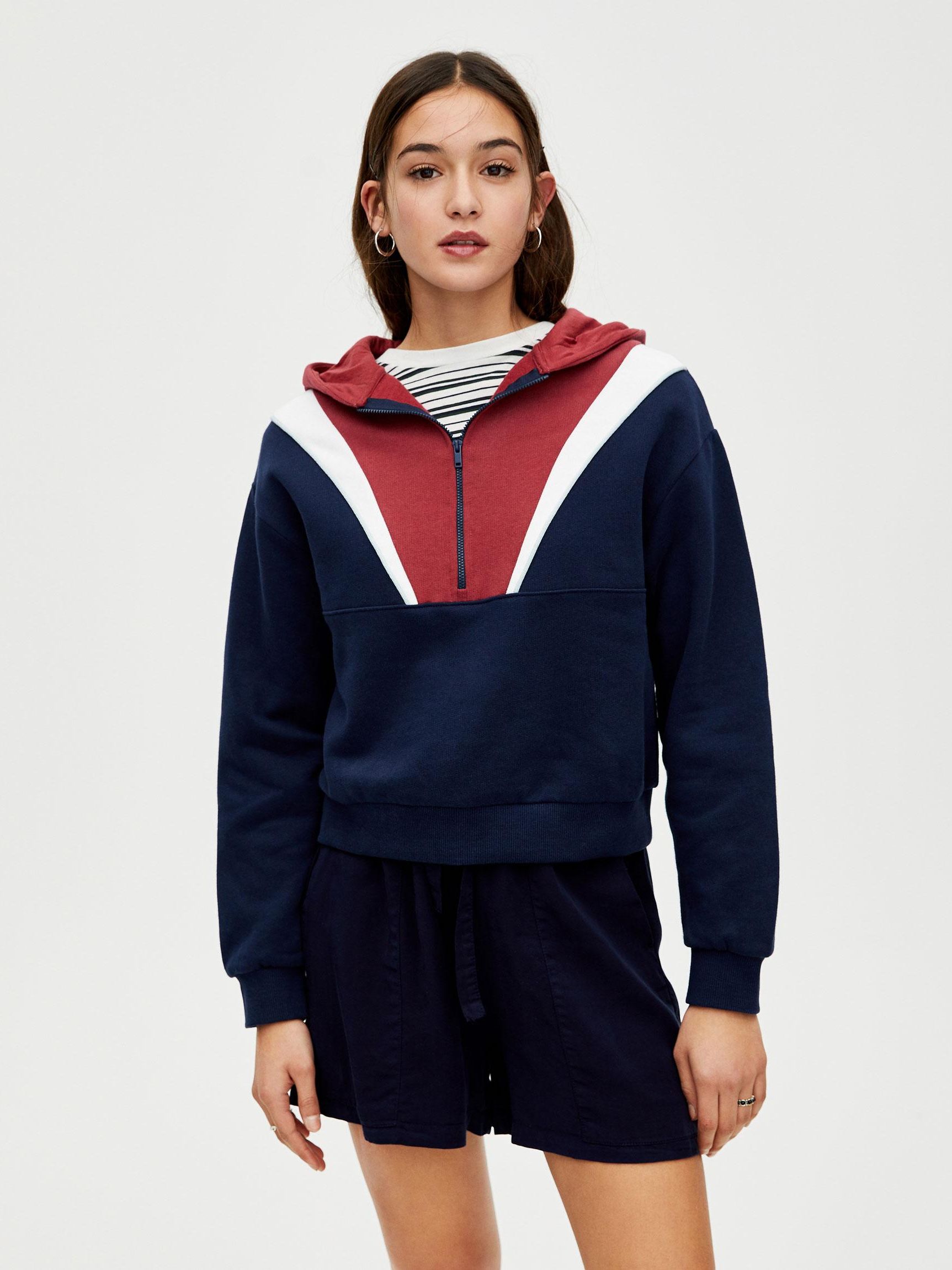 

Худи Pull & Bear XAZ220566HKQO  Темно-синее с бордовым и белым, Худи Pull & Bear XAZ220566HKQO XS Темно-синее с бордовым и белым