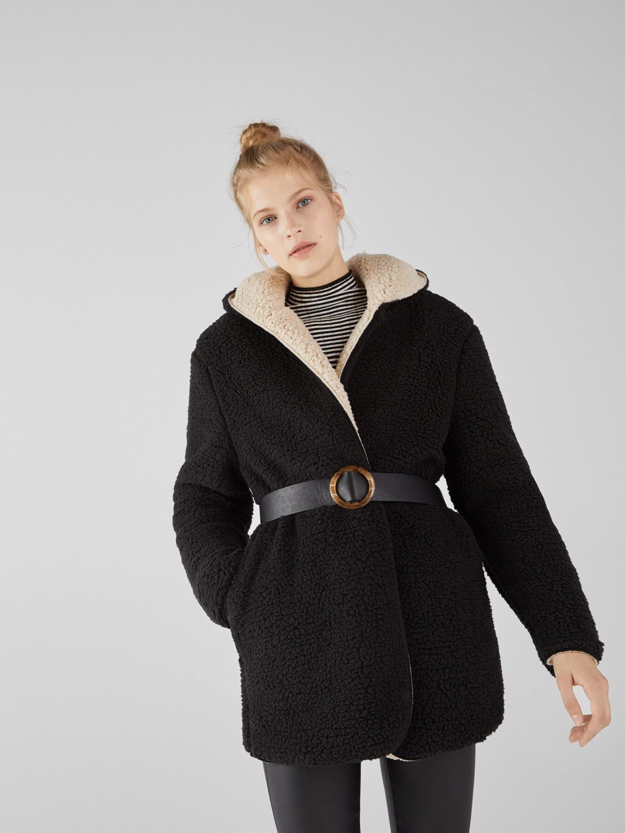 

Полушубок двусторонний Bershka XAZ224580DVZR - Черный с бежевым, Полушубок двусторонний Bershka XAZ224580DVZR M-L Черный с бежевым