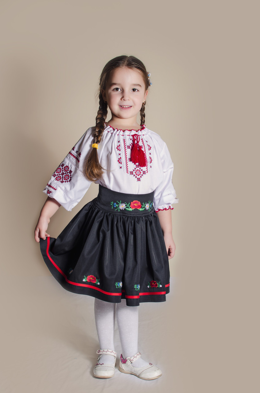 

Вишиванка для дівчинки Olana Світлана білий з червоним 134