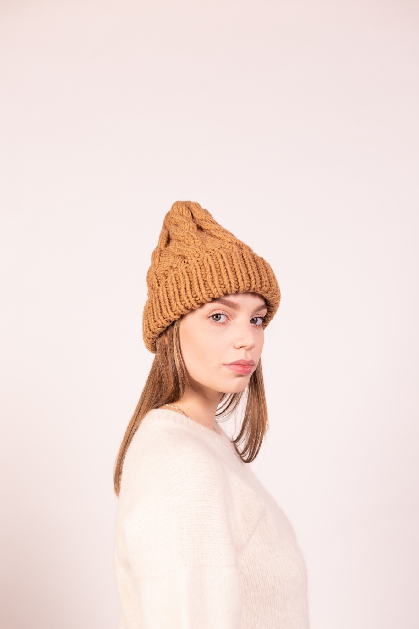 

Шапка ручной работа с красивыми объемными жгутами Hats_with_love 58 Песочная