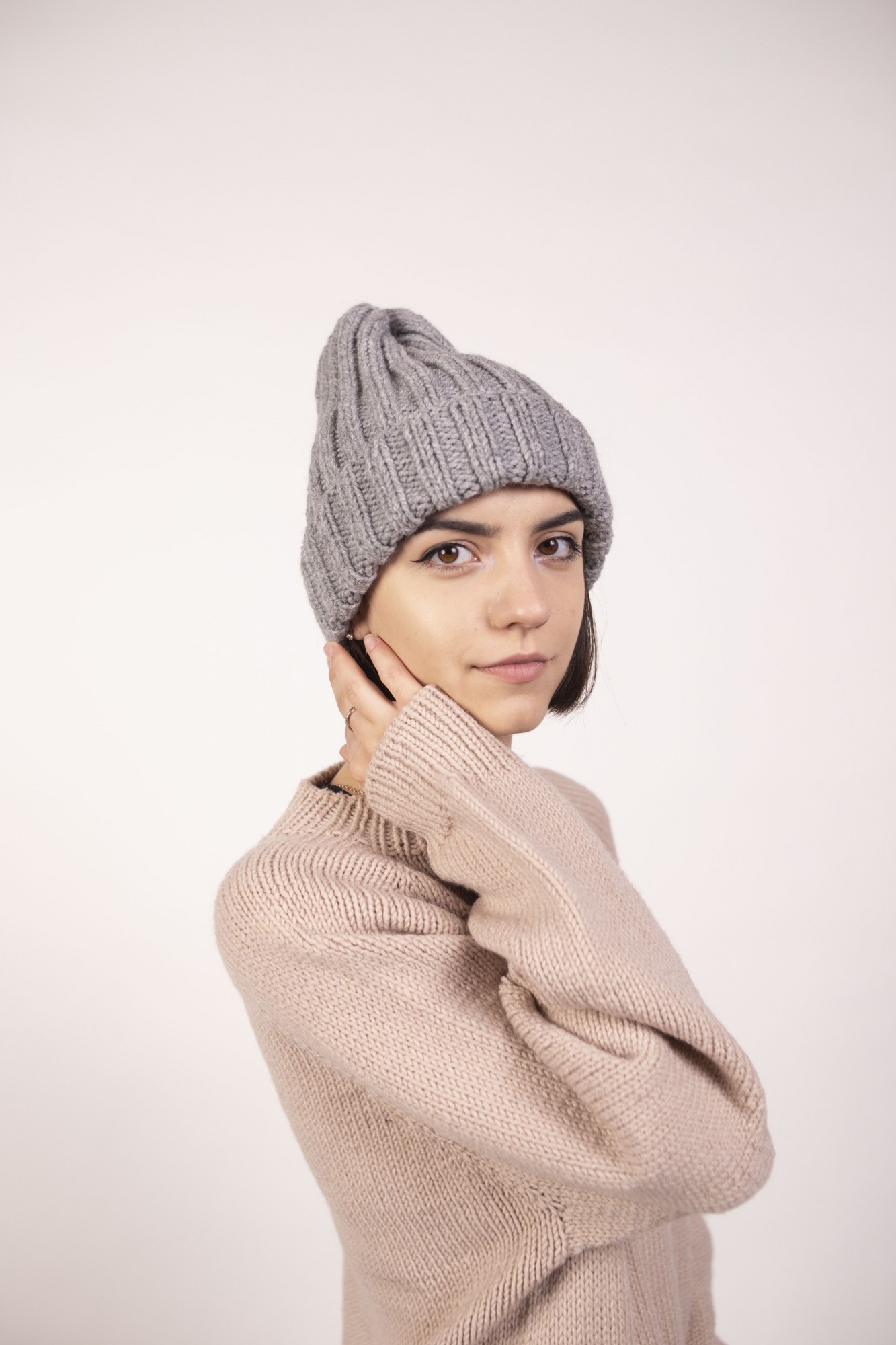 

Базовая шапка ручной работы под любой стиль Hats_with_love 57 Серая