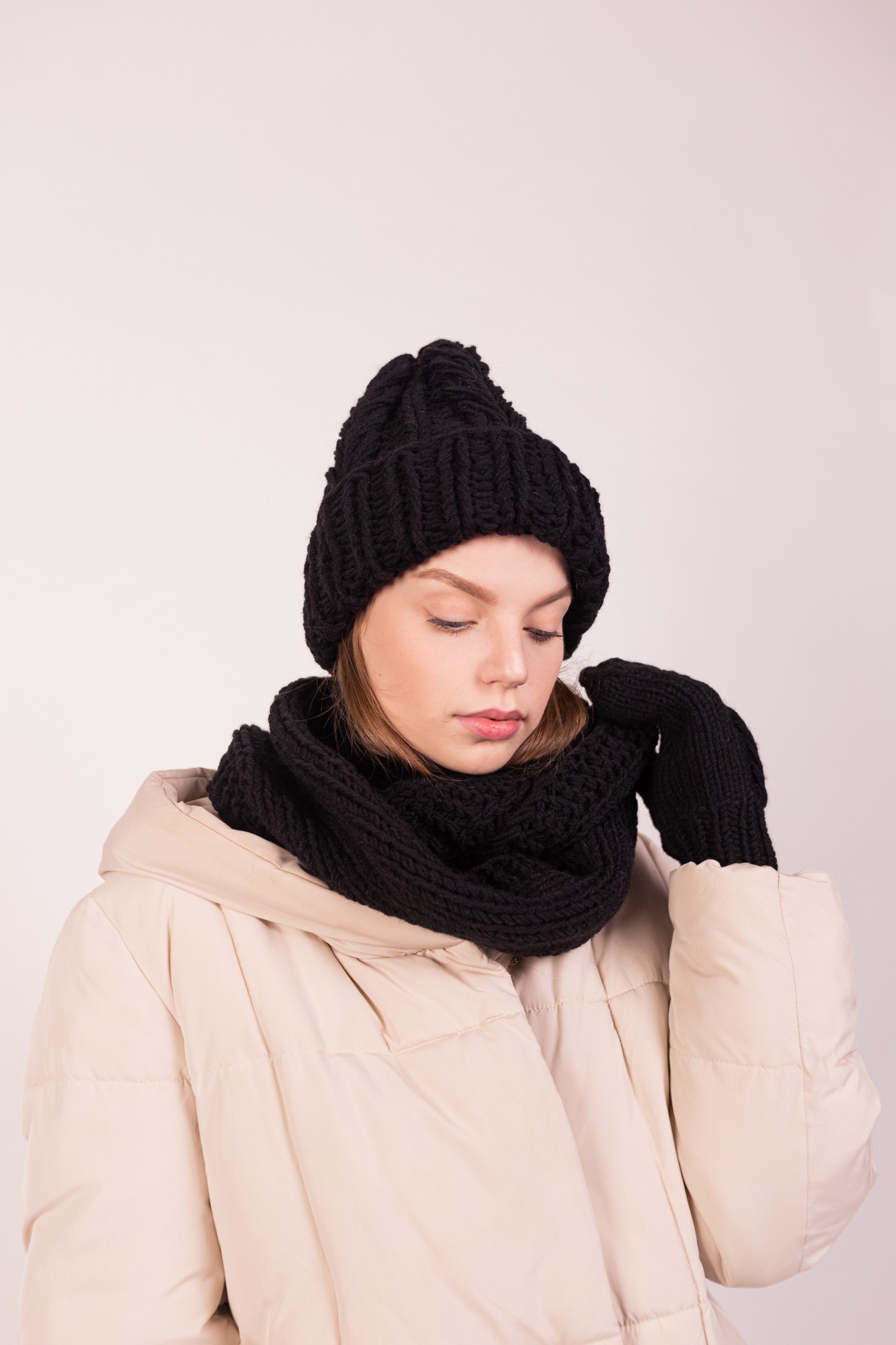 

Женский зимний комплект с объемным узором Hats_with_love 56 шапка снуд + рукавички Черный