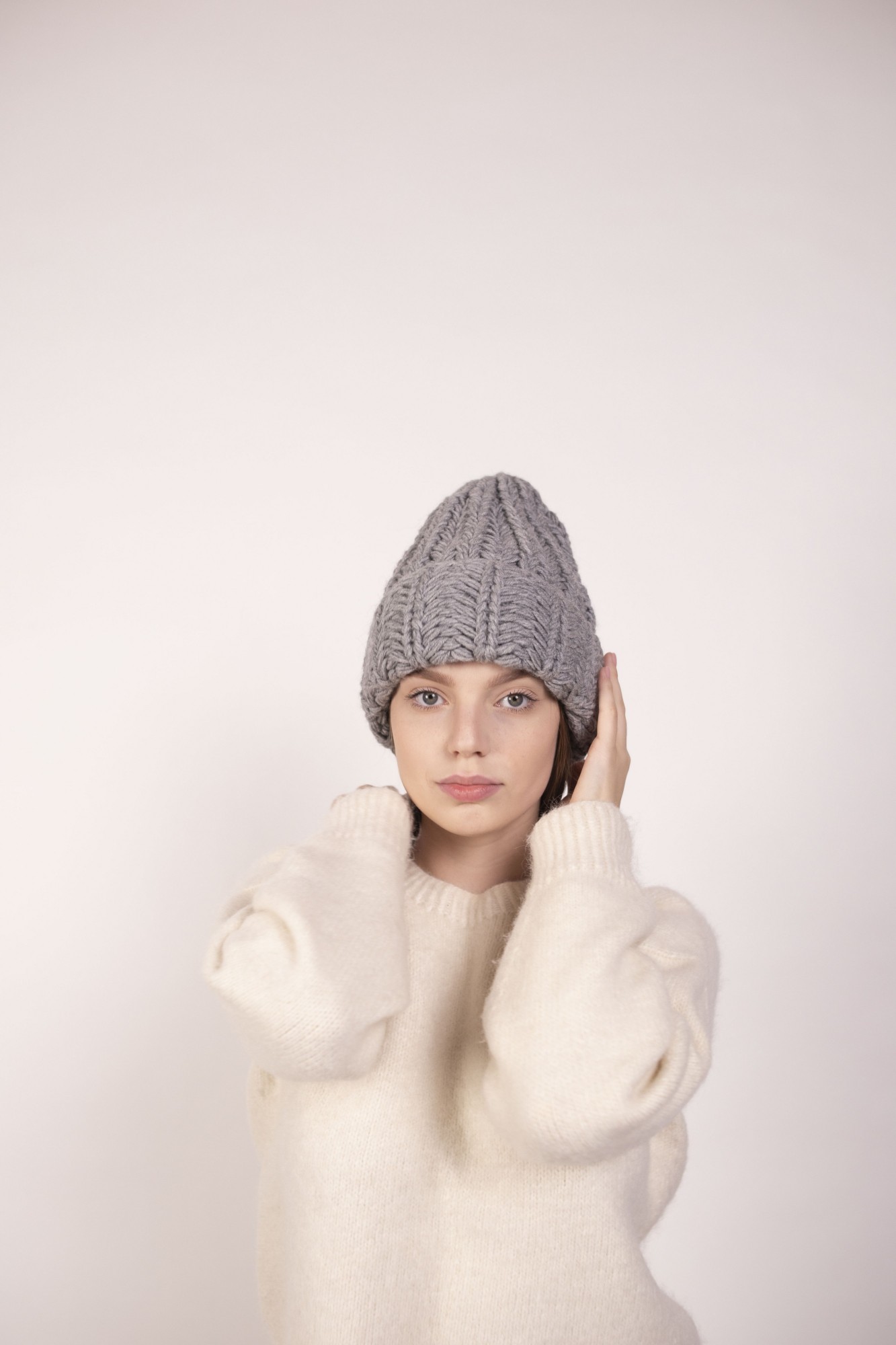 

Шапка женская крупной вязки Hats_with_love 56 Серая