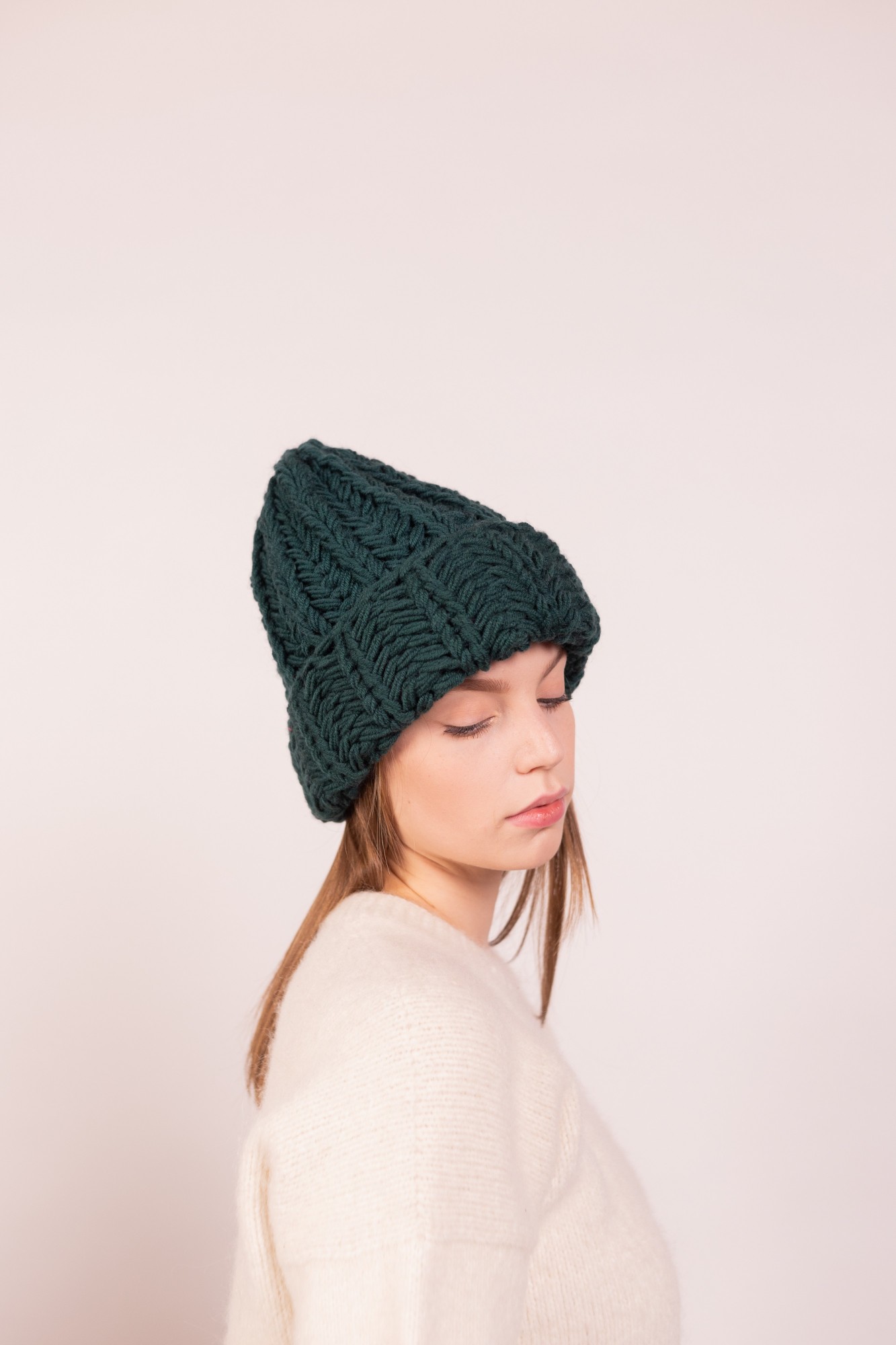 

Шапка женская крупной вязки Hats_with_love 54 Изумрудная