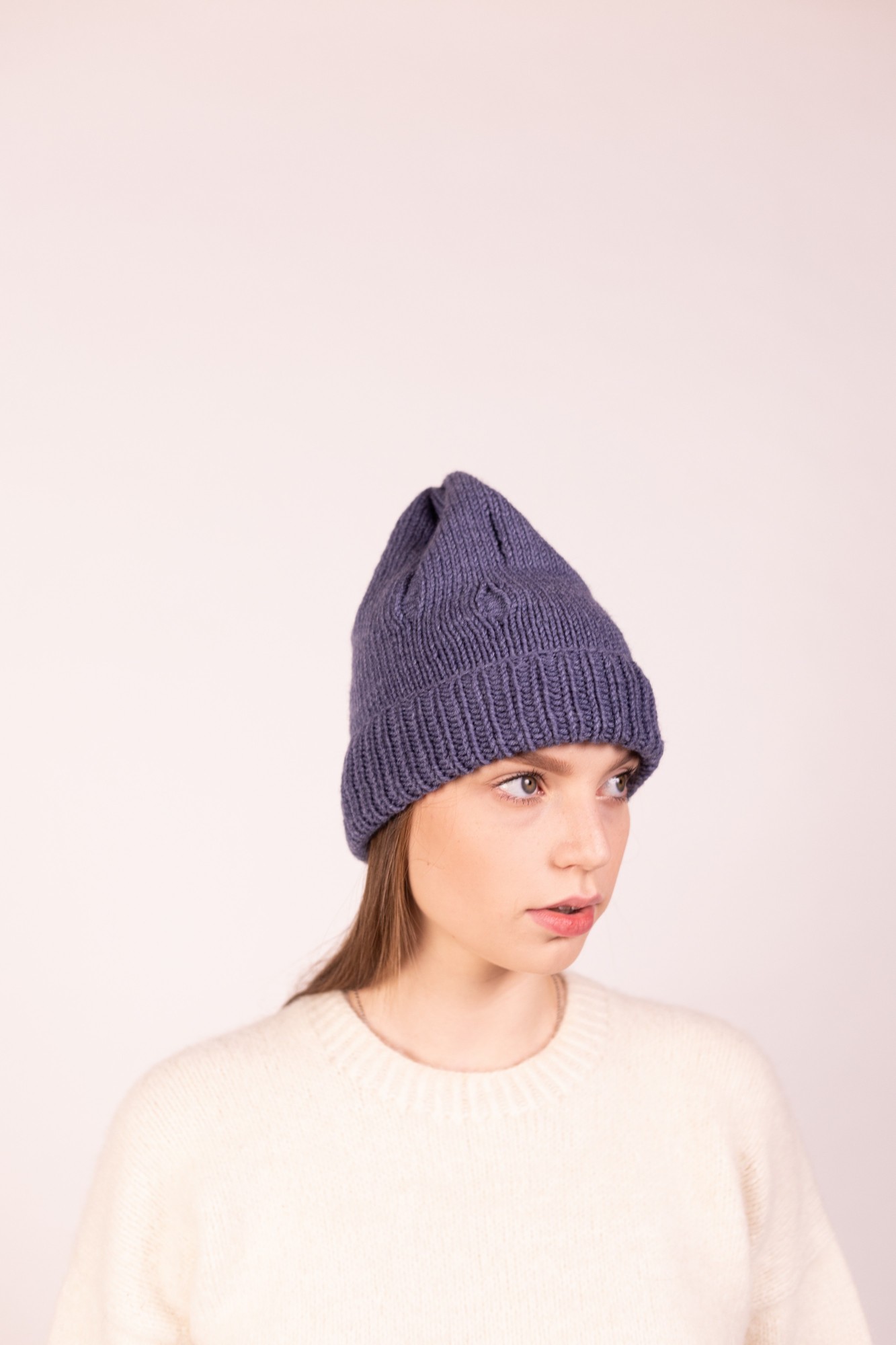 

Шапка ручной работы с декоративными дырками Hats_with_love 55 Джинс