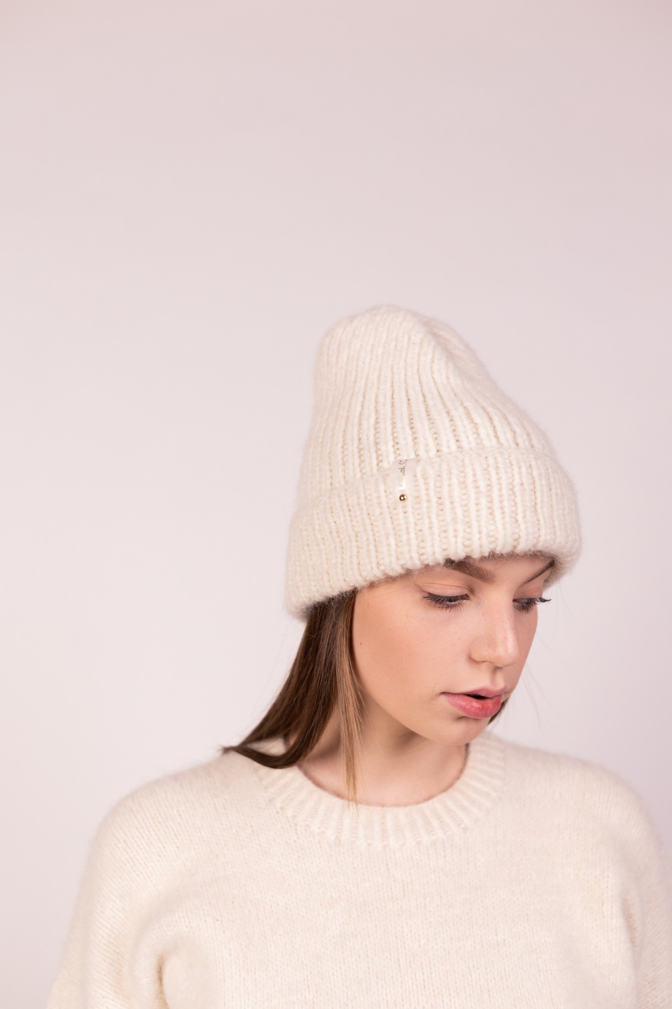 

Шапка ручной работы Hats_with_love 54 Молочная