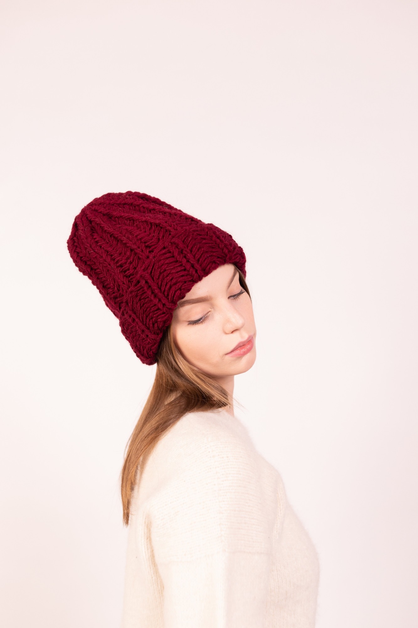 

Шапка женская крупной вязки Hats_with_love 59 Бордовая