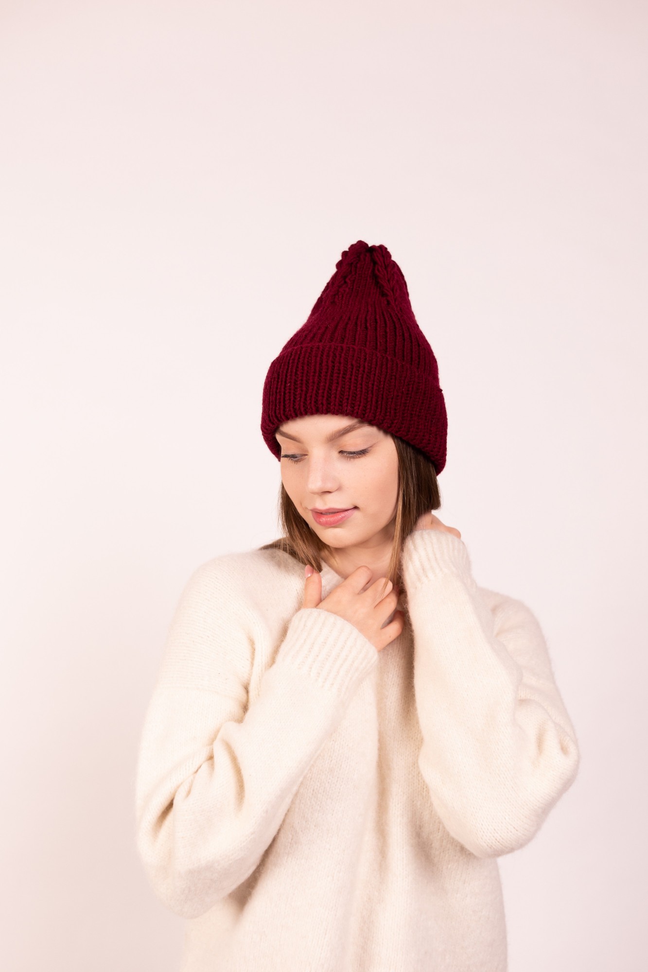 

Уютная шапка с объемными косичками на макушке ручной работы Hats_with_love 59 Бордовая