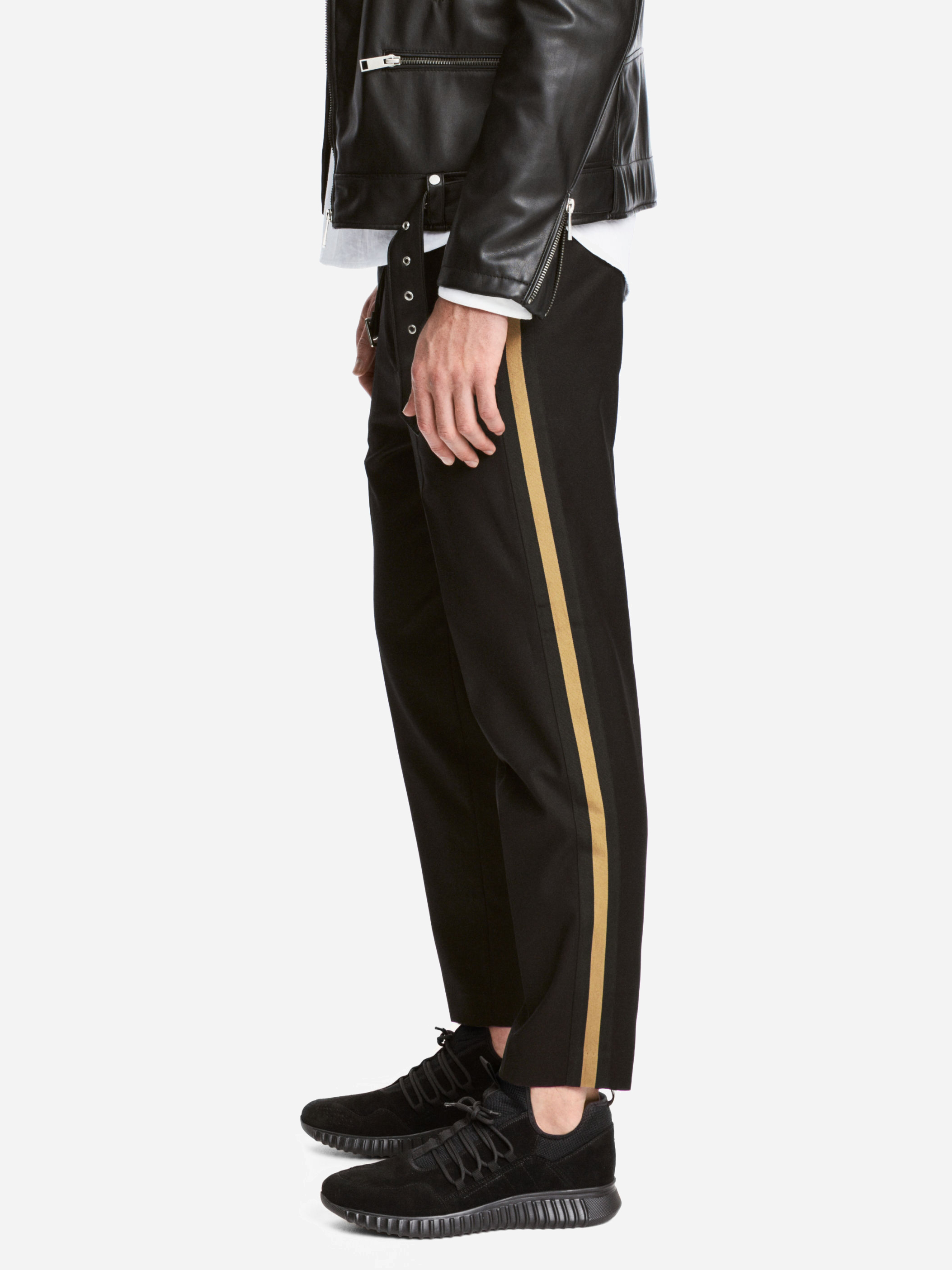 

Брюки H&M XAZ159277ZAGG  Черные в темно-желтую полоску, Брюки H&M XAZ159277ZAGG 44 Черные в темно-желтую полоску