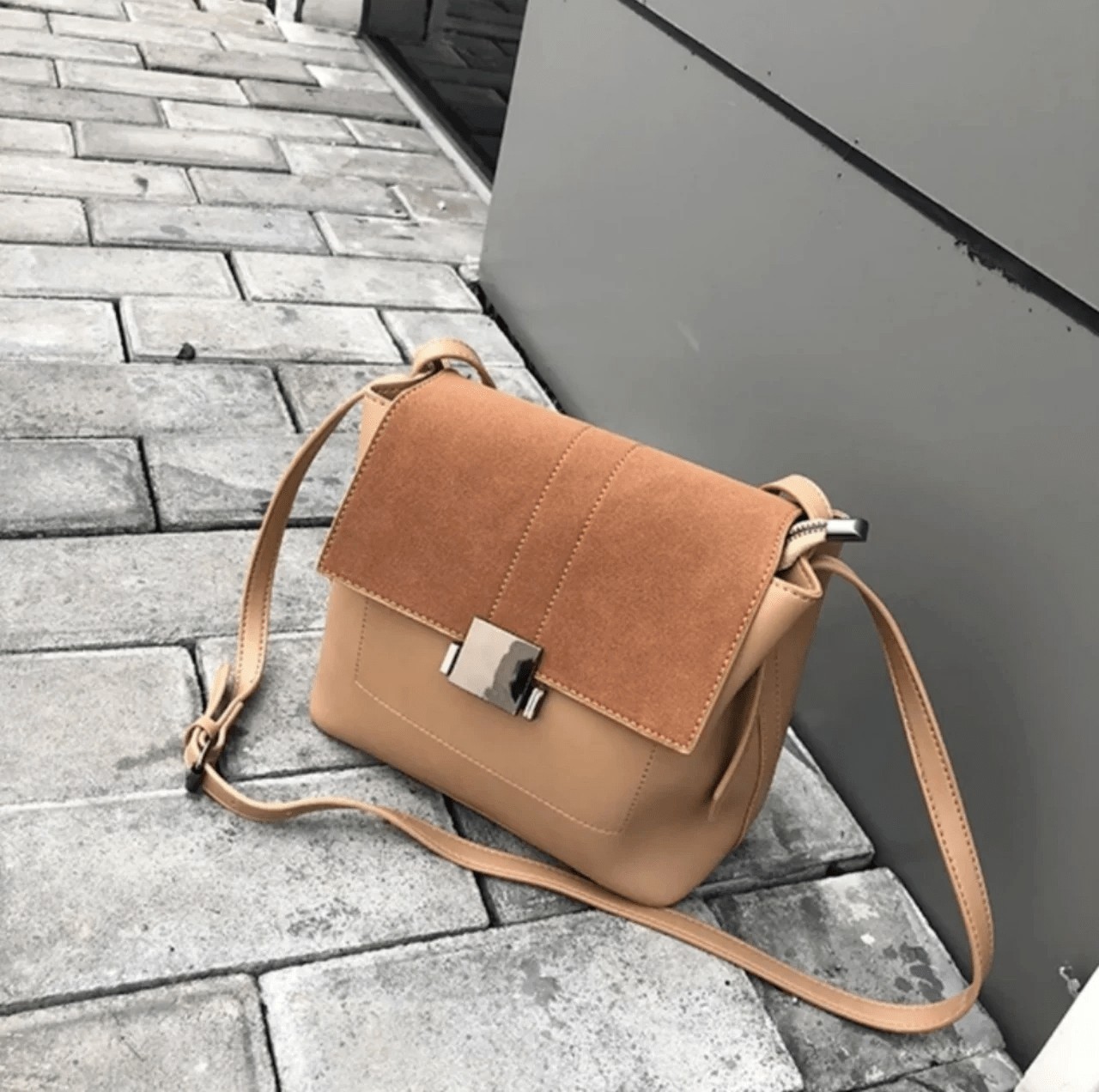 

Женская сумка Taoubag через плечо светло-коричневая (1119-light_brown)