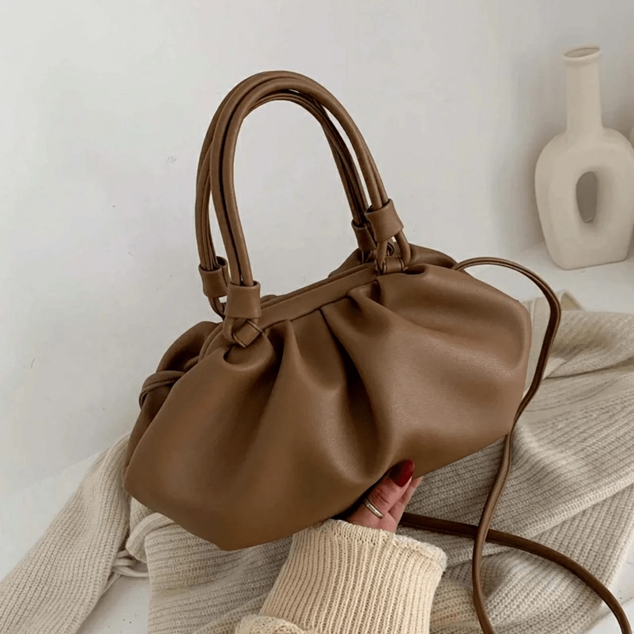 

Женская сумка облако Smooza с двумя ручками коричневая (1166-brown)