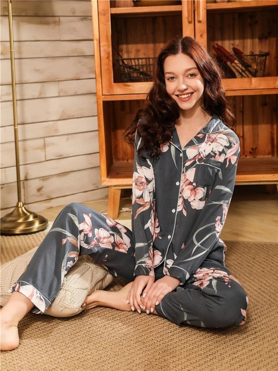 

Женская пижама Vero Moda штаны и рубашка c цветочным принтом темно-серая  (1277-black, Женская пижама Vero Moda штаны и рубашка c цветочным принтом темно-серая S (1277-black-S)