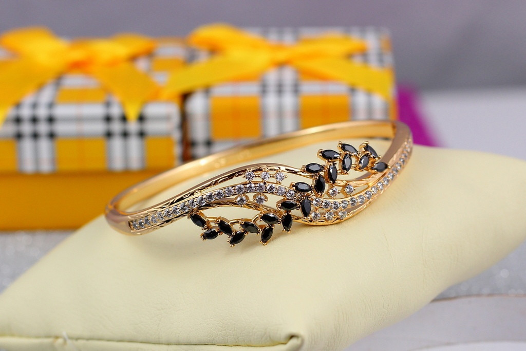 

Браслет бэнгл Xuping Jewelry ветка из черных камешков 60 мм 15 мм на руку от 17 см до 19 см золотистый