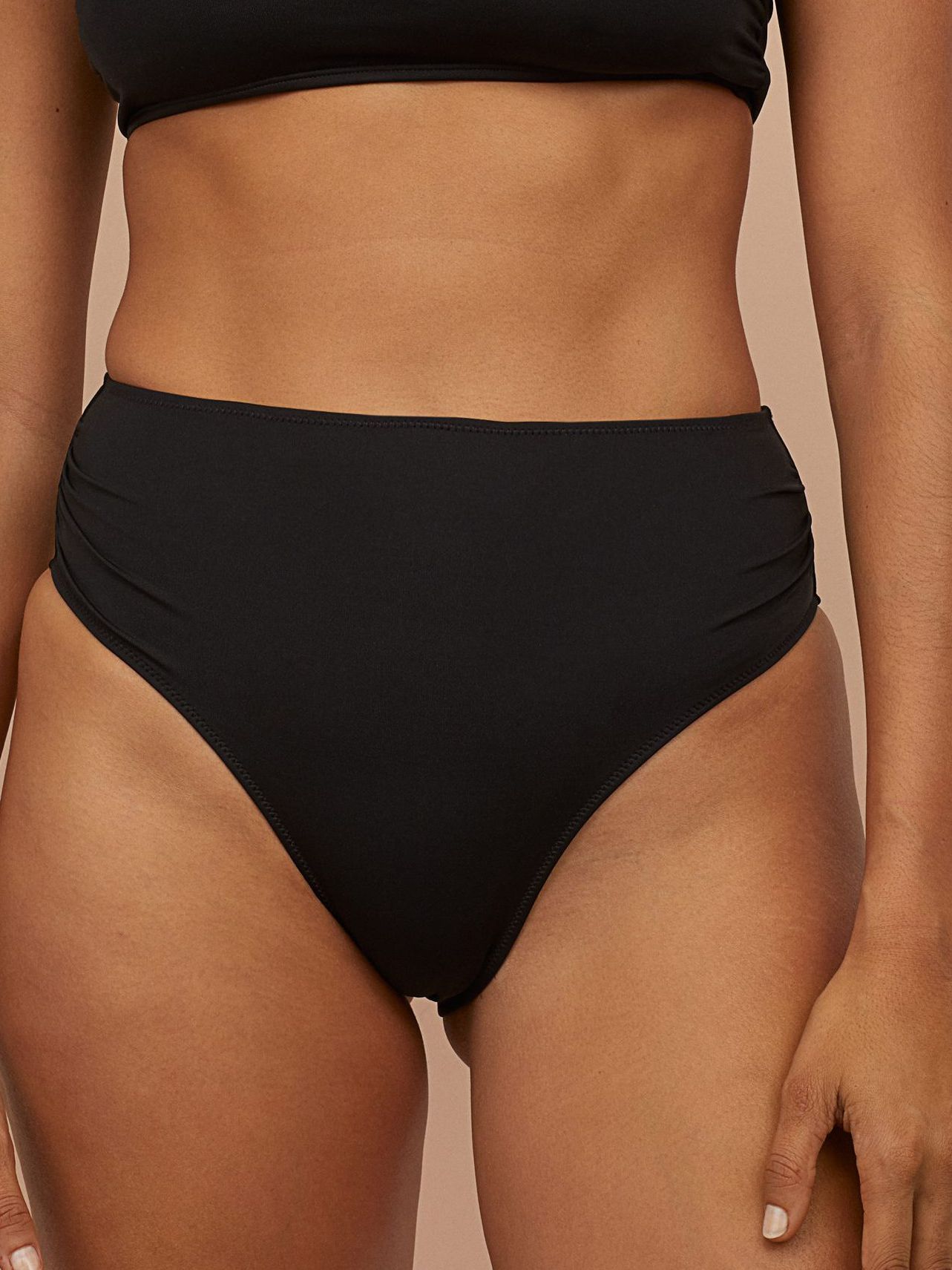 

Нижняя часть купальника H&M 04-0827411-001  Черная, Нижняя часть купальника H&M 04-0827411-001 34 Черная