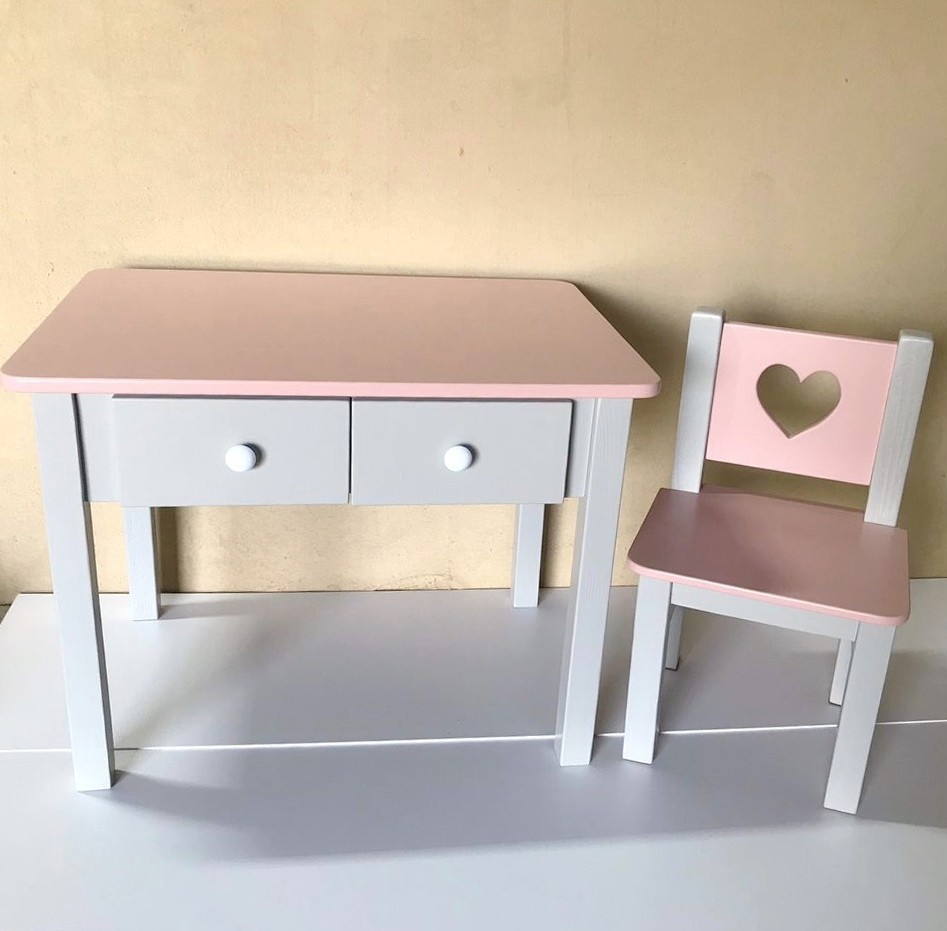 

Набор мебели ESIES (стол с выдвижными ящиками стул с сердечком) розовый серый 50х70 см