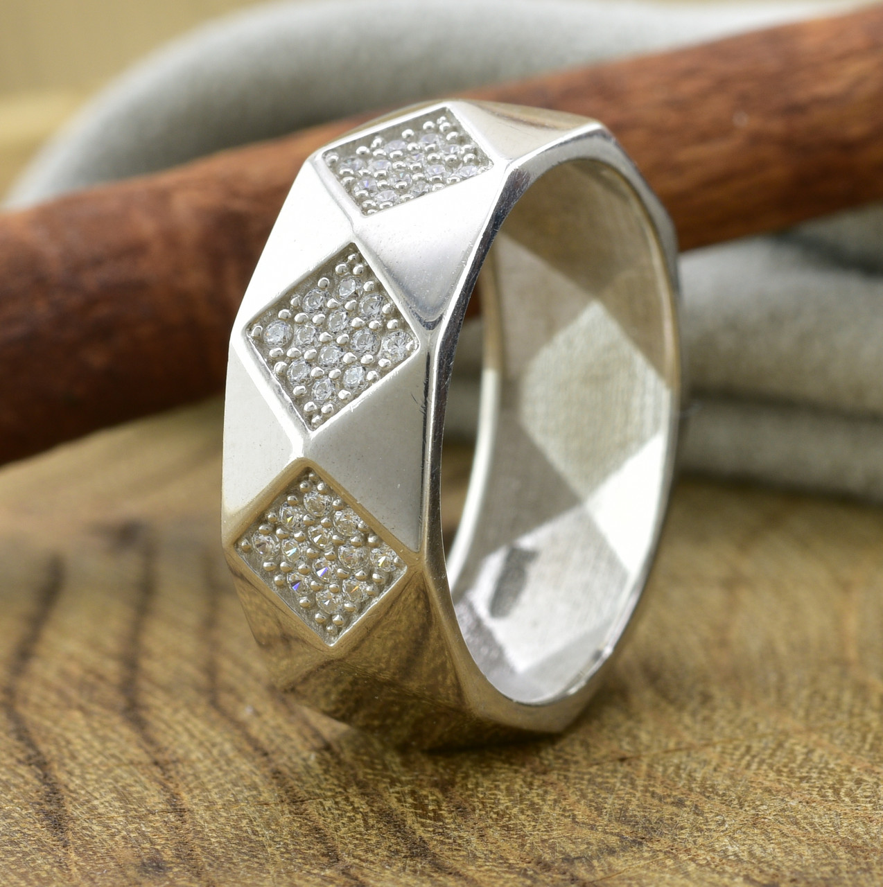 

Кольцо серебряное женское вставка белые фианиты18