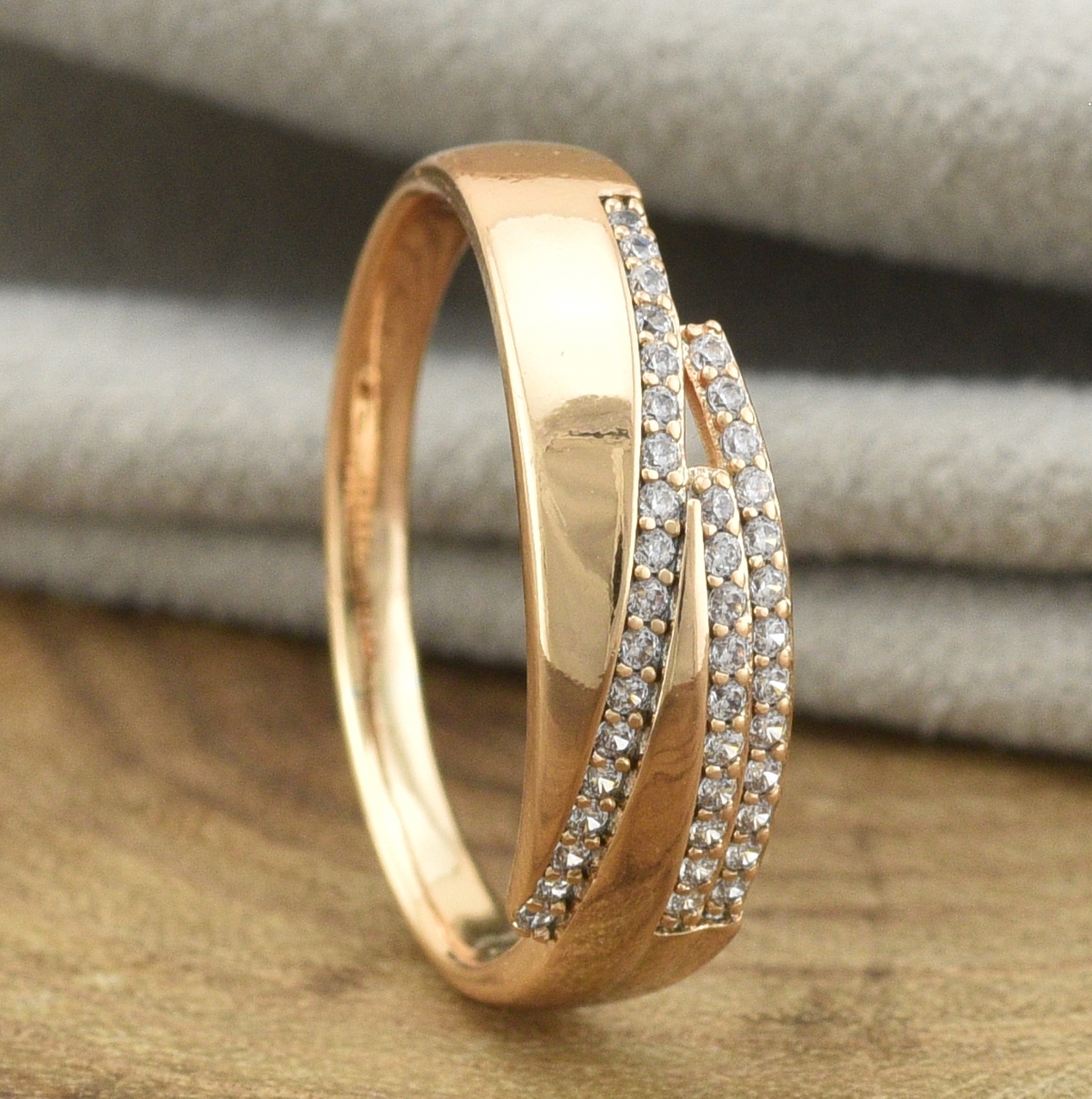 

Кольцо Xuping 30662 ширина 7 мм белые фианиты позолота 18К20