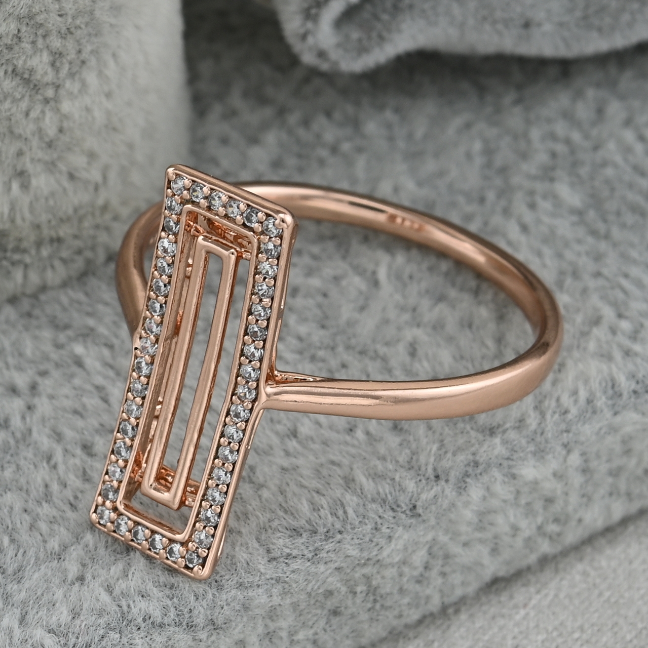 

Кольцо Xuping 31435 ширина 8 мм белые фианиты позолота РО21