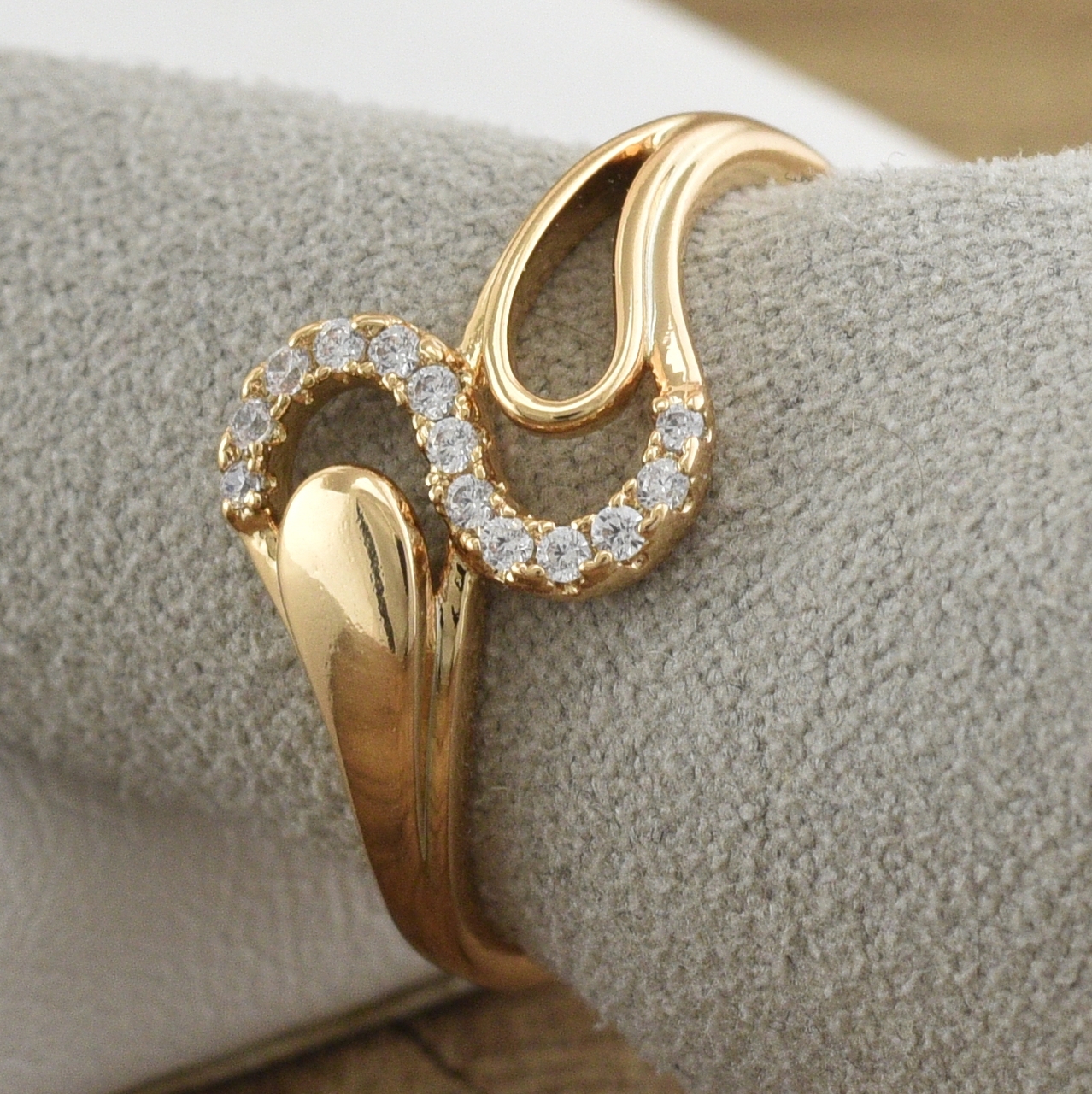 

Кольцо Xuping 30669 ширина 11 мм белые фианиты позолота 18К18