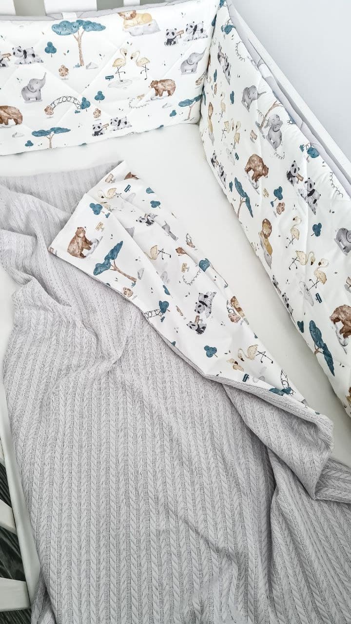 

Комплект в кроватку для малыша со стеганными бортиками на 3 стороны 120×60 "Зоопарк"