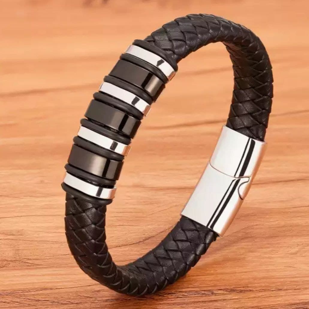 

Браслет кожаный Zig Jewelry черный с серебристыми вставками