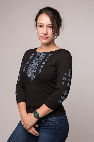 

Жіноча вишиванка Lesia Орнамент блакитний XXL на чорному 9112160152
