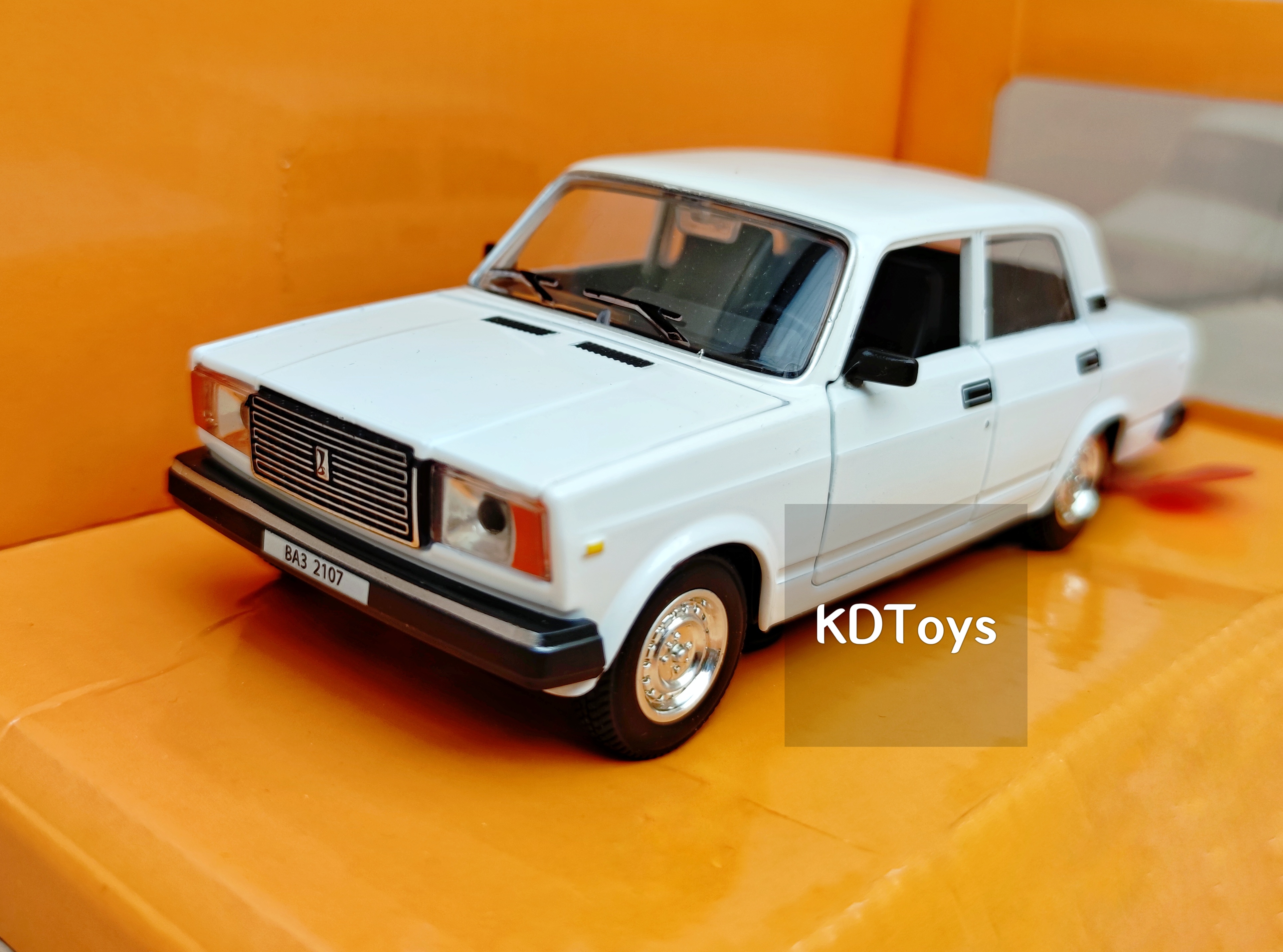 

Металлическая машинка ВАЗ-2107 "Жигули Семерка" "АВТОПРОМ" со светом и звуком размер 18*7 см масштаб 1:24 белая