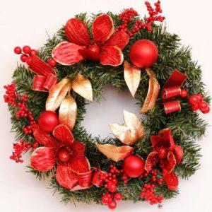 

Новогодний декор для украшения дома - Рождественский венок 41 см с красными ягодами и цветами на дверь