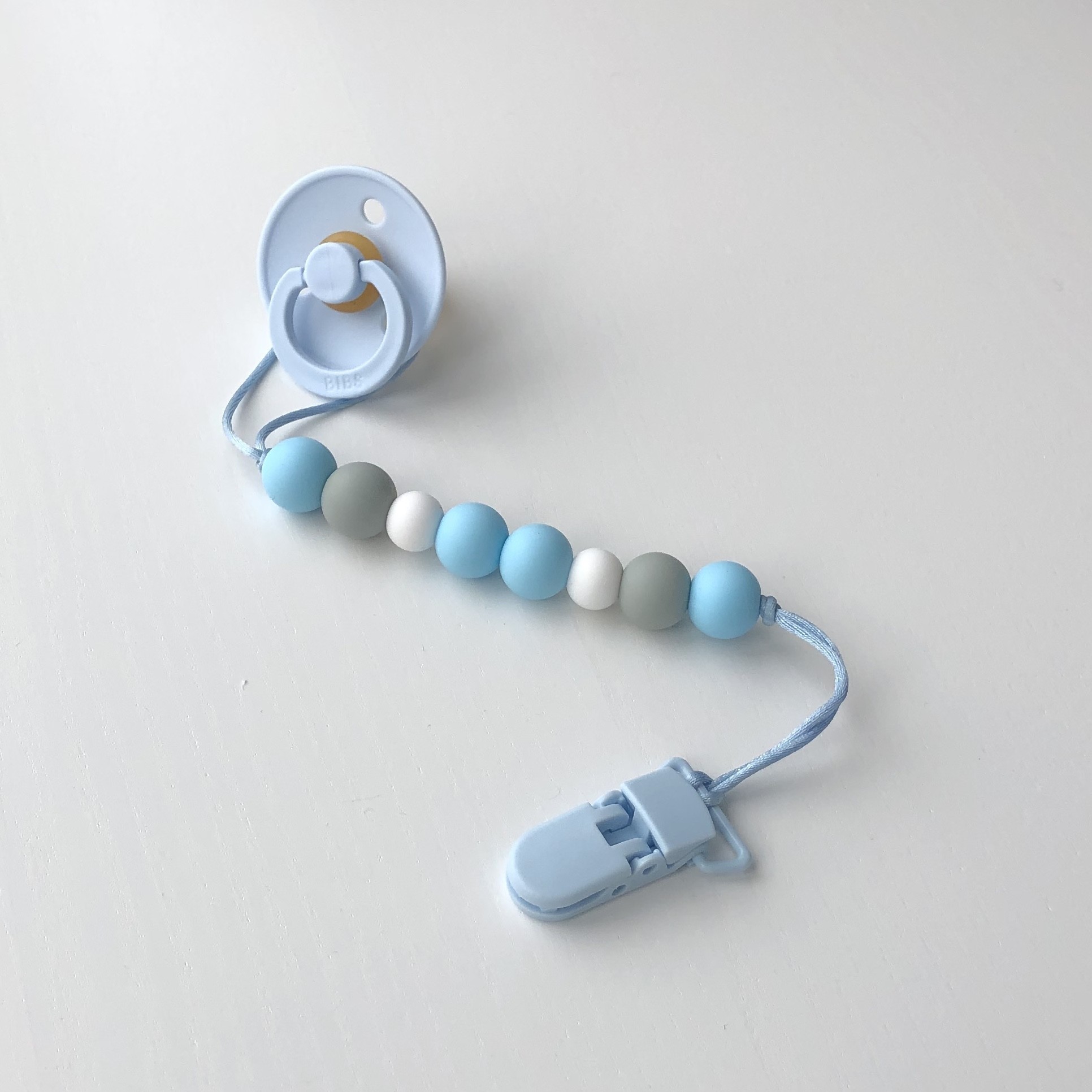 

Пустышка BIBS COLOUR и держатель Баловень Bluish
