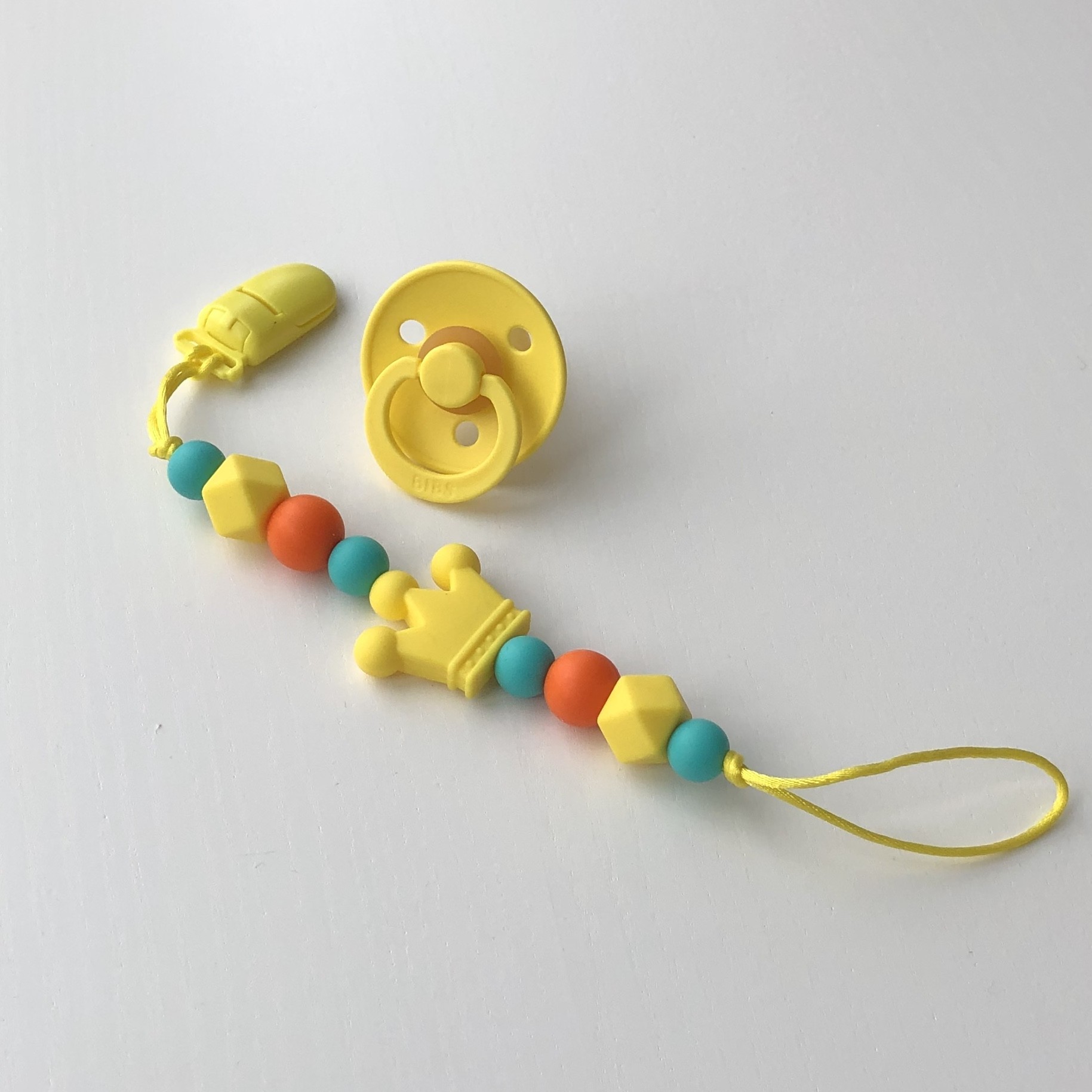 

Пустышка BIBS COLOUR и держатель Баловень Yellow Crown