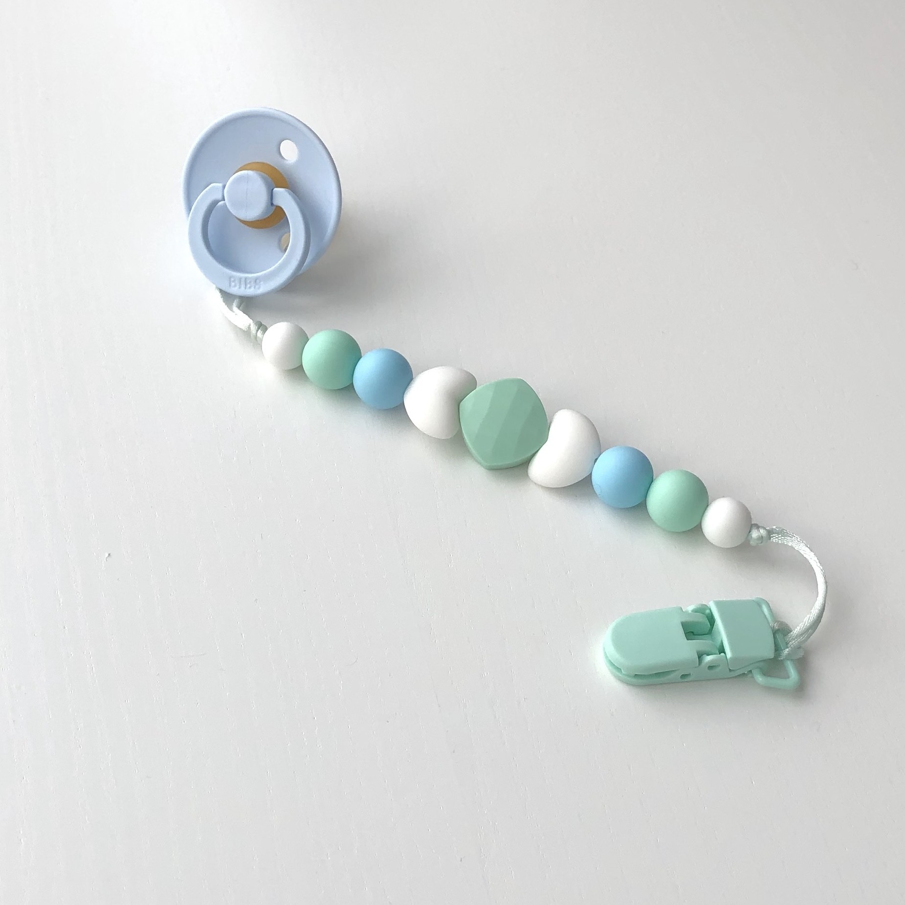 

Пустышка BIBS COLOUR и держатель Баловень Greenish