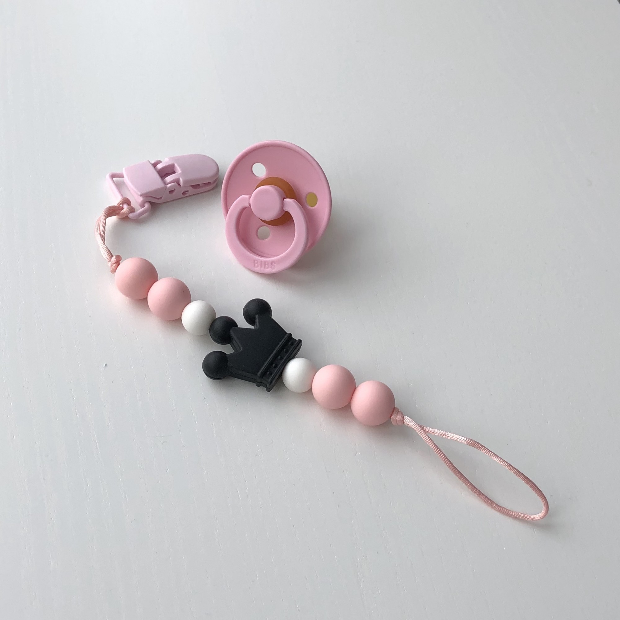 

Пустышка BIBS COLOUR и держатель Баловень Pink Black