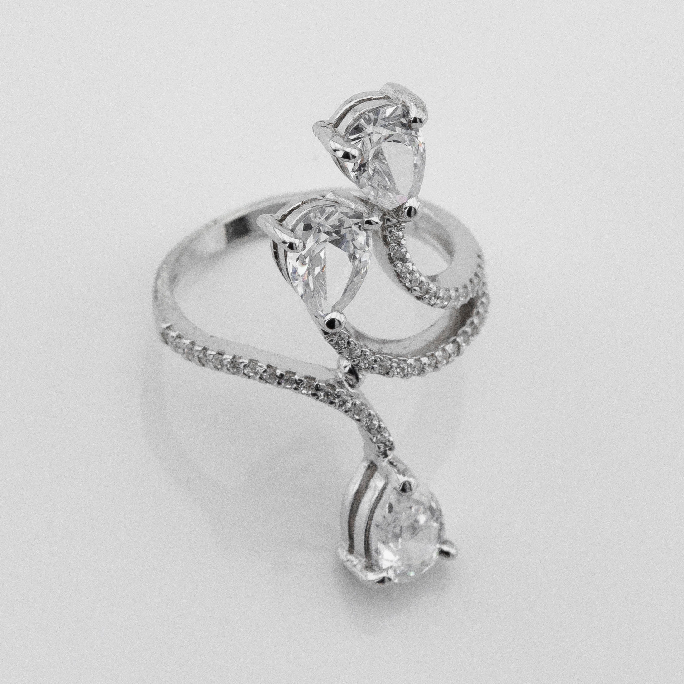 

Серебряное кольцо с фианитами 11741-4 Диамант, 18 размер