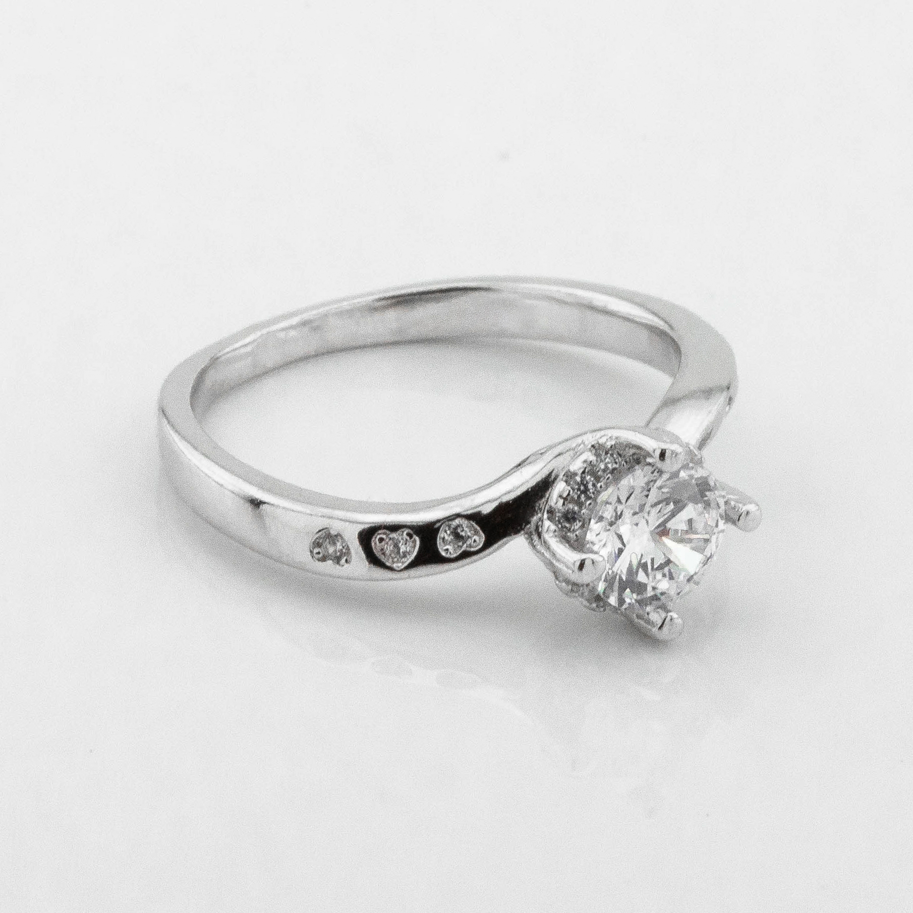 

Серебряное кольцо с фианитами K111698 Диамант, 18 размер